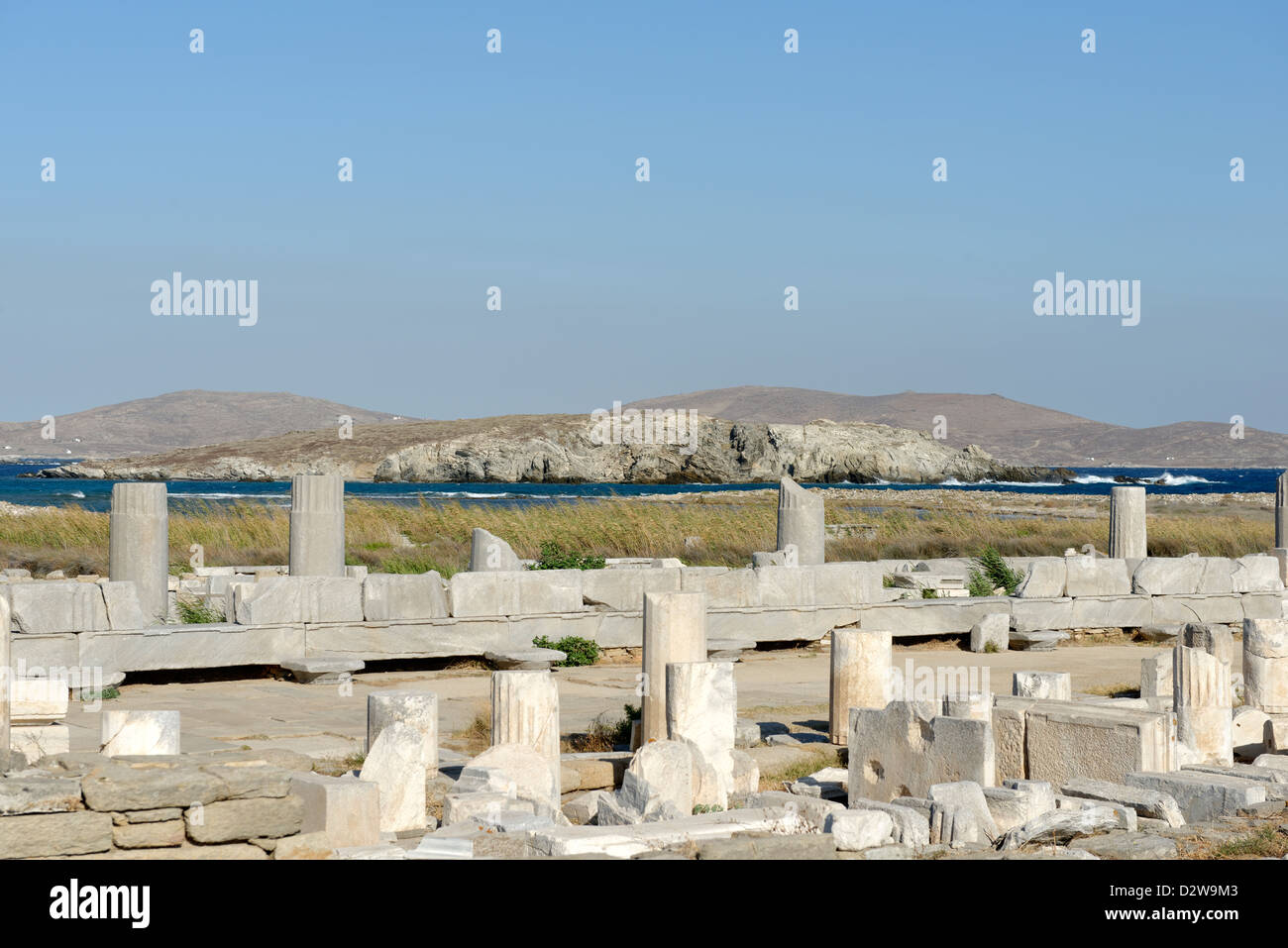 Delos, Grèce. Le premier plan est une section de la Stoa sud (portique).En arrière-plan est le portique (Stoa) de Philippe V de Macédoine. Banque D'Images