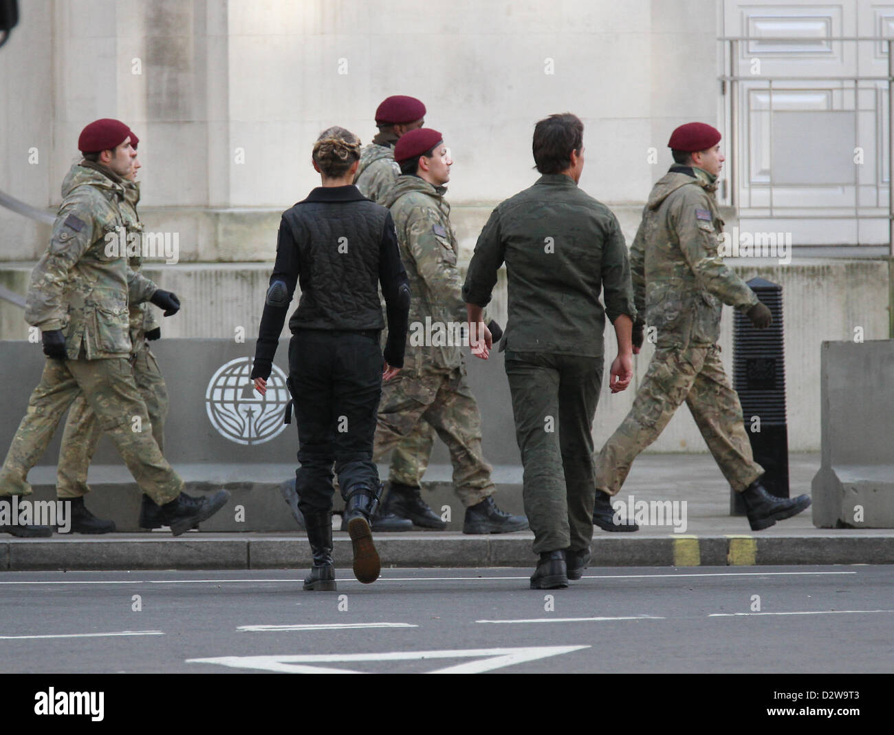 Londres, Royaume-Uni. 2 février 2013. Tom Cruise et Emily Blunt tournage des scènes de 'tout ce que vous avez besoin est tuer' dans Whithall, Londres. Banque D'Images Londres, Royaume-Uni. 2 février 2013. Tom Cruise et Emily Blunt tournage des scènes de 'tout ce que vous avez besoin est tuer' dans Whithall, Londres. Banque D'Images