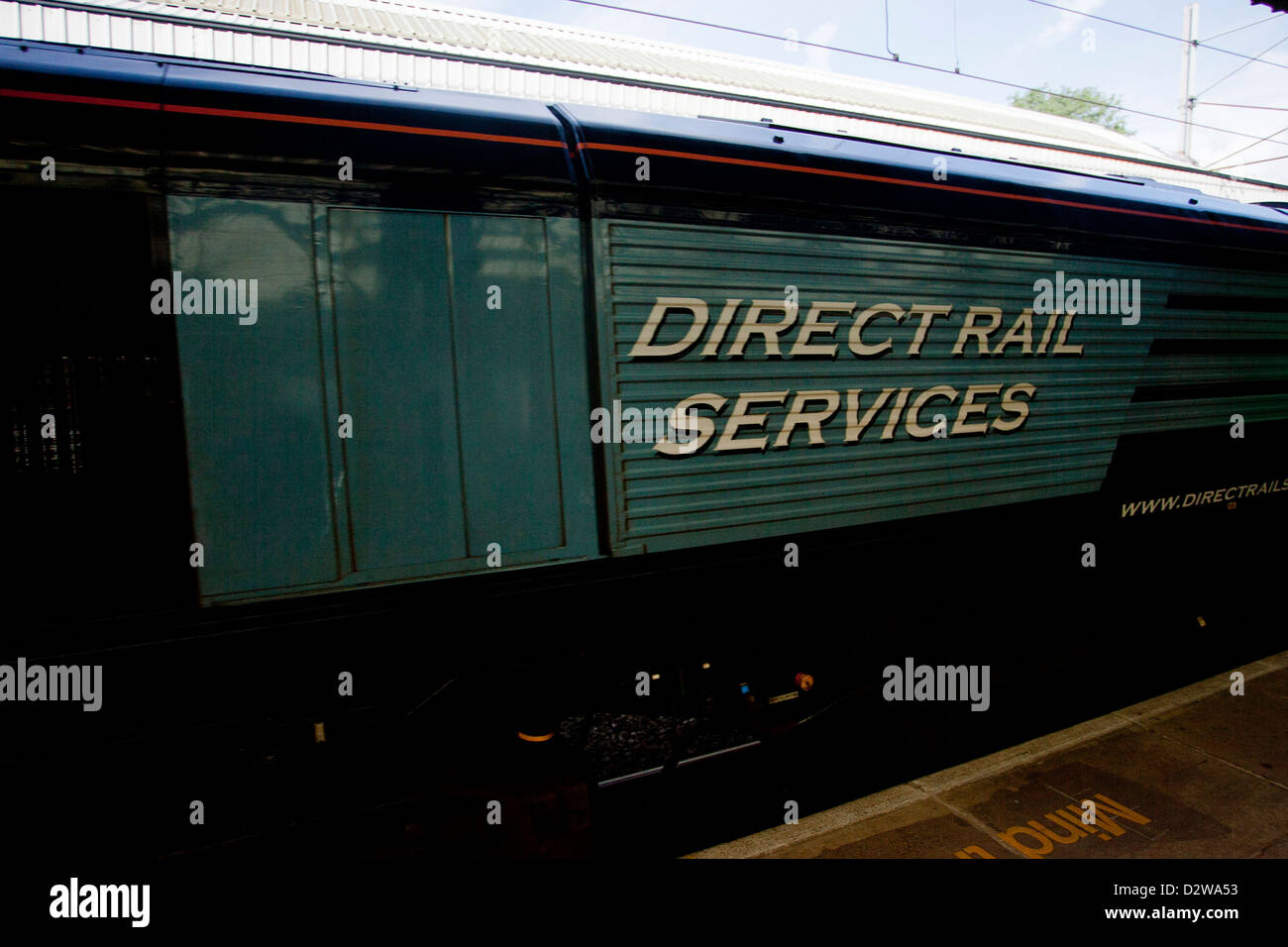 Services ferroviaires directes (DRS) est une société d'exploitation de transport propre conteneur de fret en passant par la station de Oxenholme Cumbria Banque D'Images