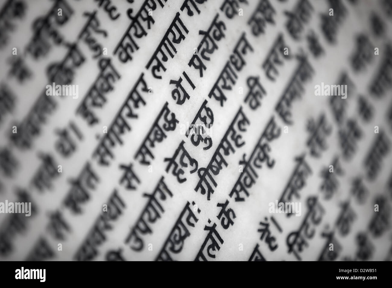 Texte religieux hindi sur mur blanc Banque D'Images