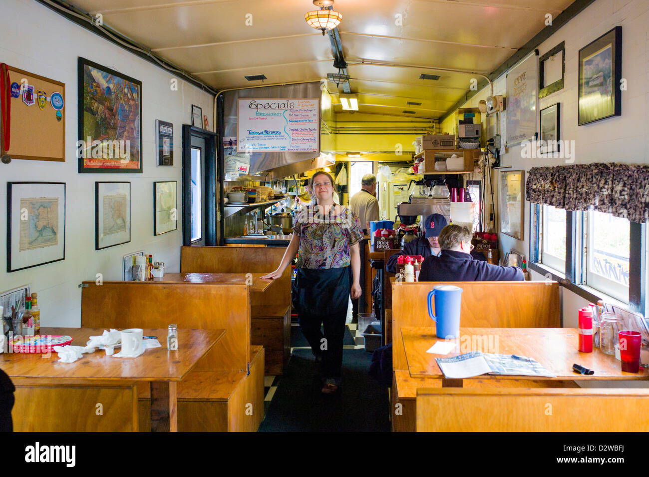 Serveuse pauses pour photographier,vue de l'intérieur de la Cabane de fumée restaurant, situé dans un ancien wagon de chemin de fer, Seward, AK Banque D'Images