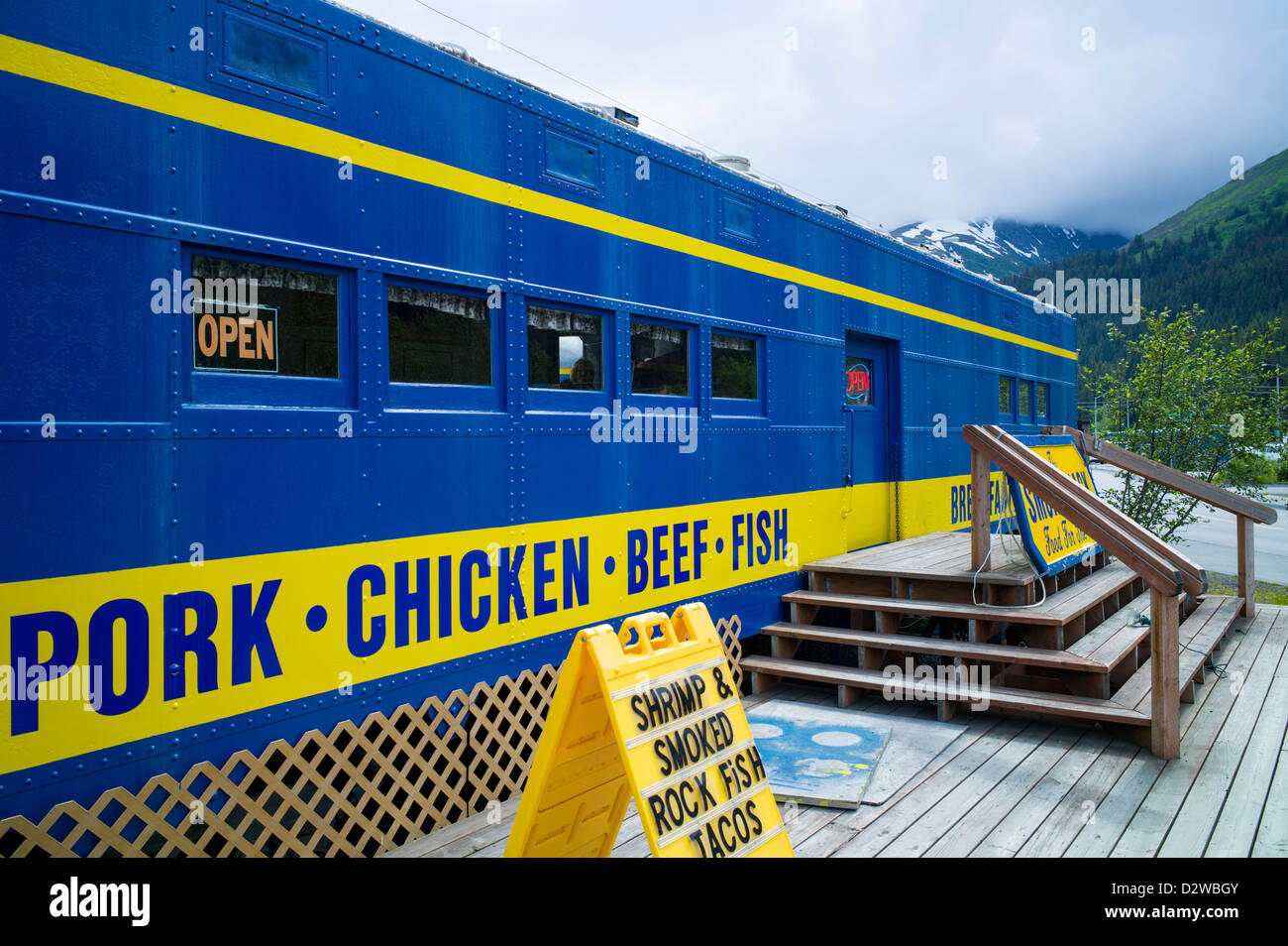 L'accident de train, collection de wagons rénovés de l'Alaska Railroad désormais un centre de Smoke Shop Café, magasin de vélos et Seward, AK Banque D'Images