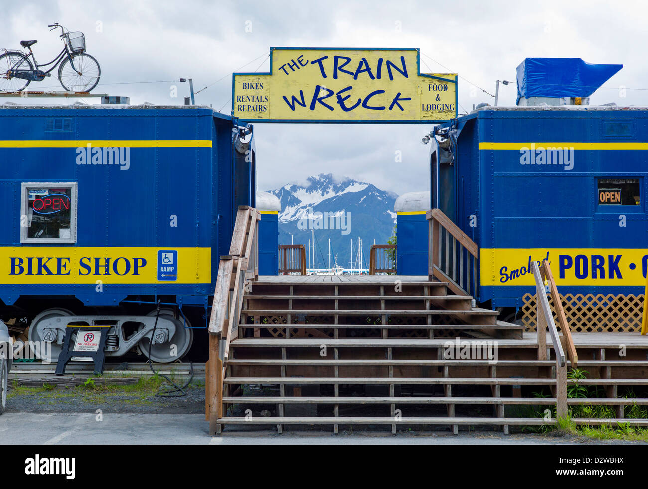 L'accident de train, collection de wagons rénovés de l'Alaska Railroad désormais un centre de Smoke Shop Café, magasin de vélos et Seward, AK Banque D'Images