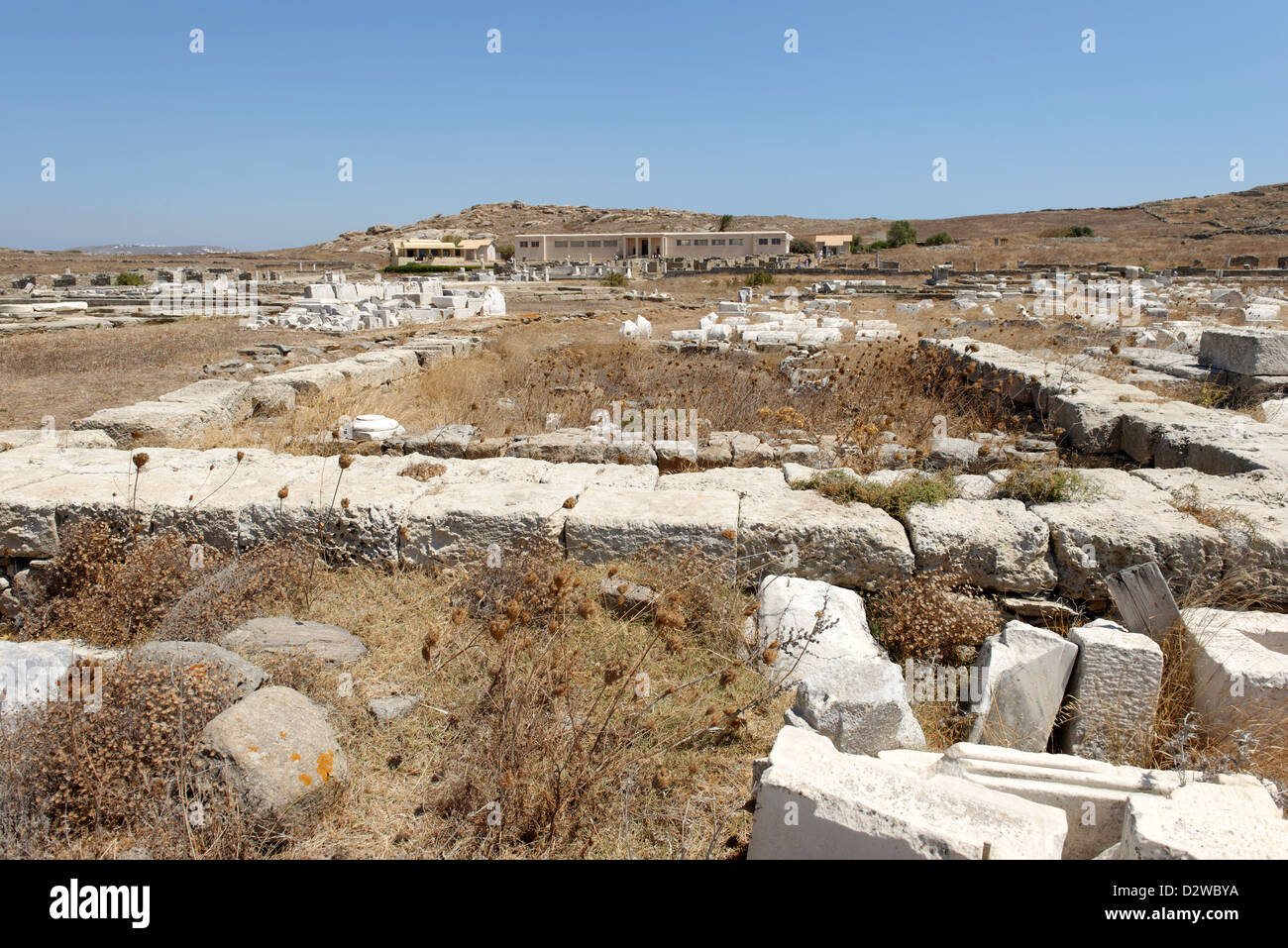 Delos, Grèce. Fondements de la ZNS Porinos ou Temple de Poros, construite de pierre calcaire de Poros par les Athéniens au Vie siècle avant J.-C.. Banque D'Images