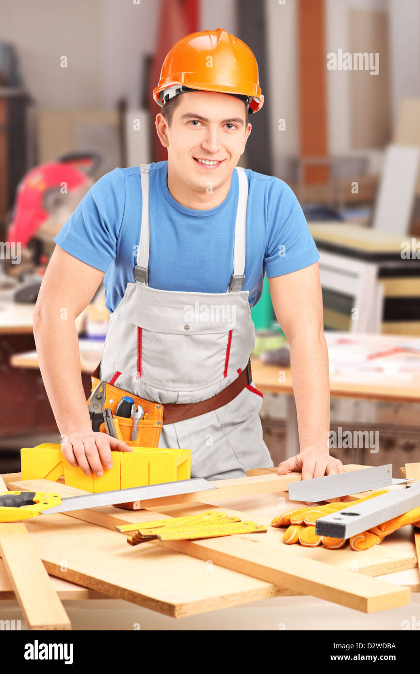 Menuisier travaillant dans un atelier posing Banque D'Images