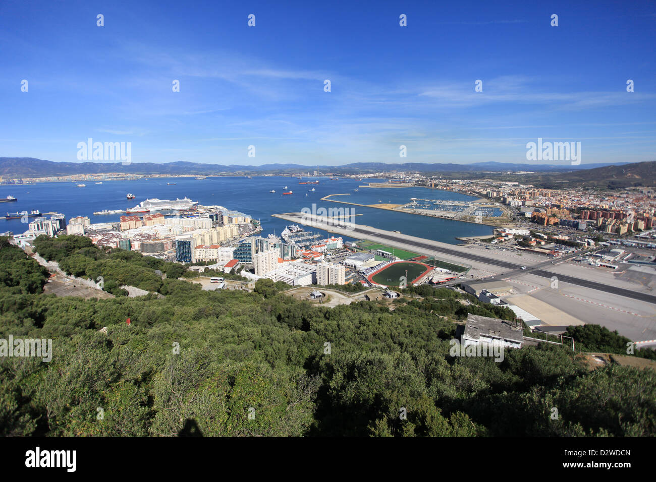 L'aéroport de Gibraltar et le port. Banque D'Images