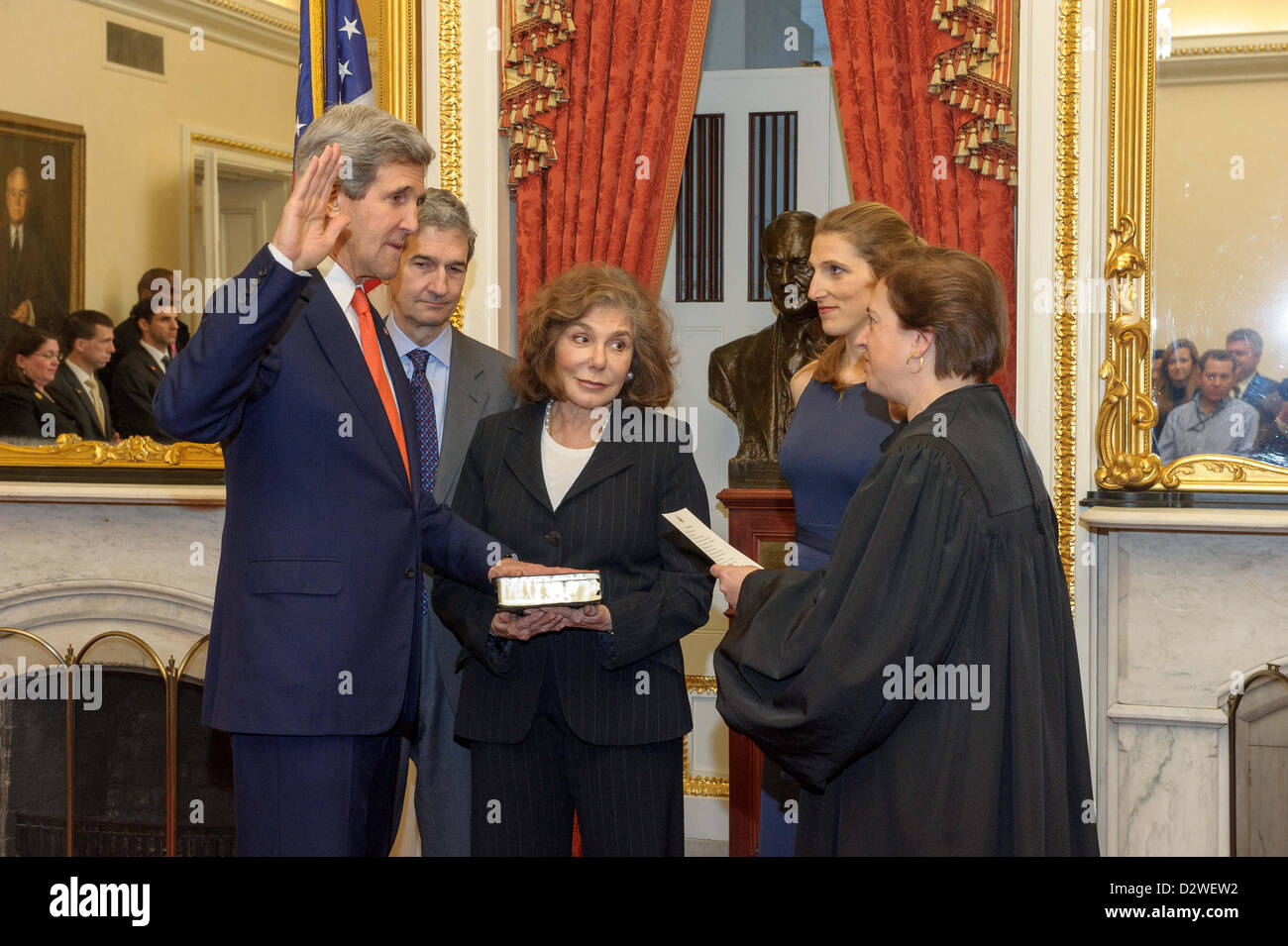 La Cour suprême américaine Elena Kagan jure au secrétaire d'État John Kerry à la Commission des relations étrangères Prix dans le capitole le 1 février 2013 à Washington, DC. Kerry épouse Teresa, fille Vanessa, frère Cameron regardez sur au cours de la brève cérémonie. Banque D'Images