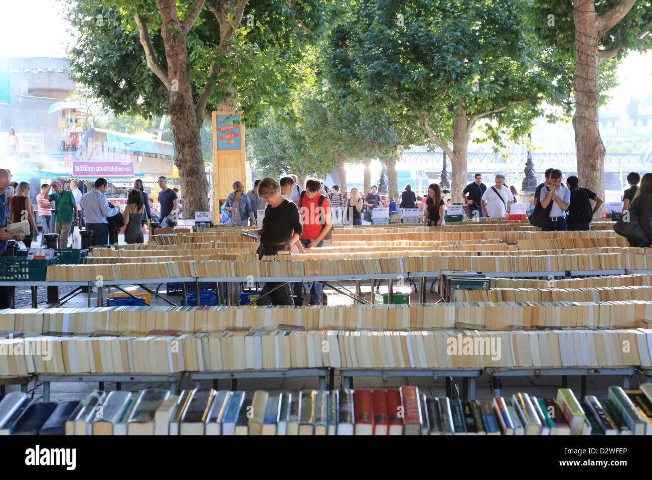 Le Southbank book market sous Waterloo Bridge sur la Queen's Promenade, sur une chaude journée d'été à Londres, Royaume-Uni Banque D'Images