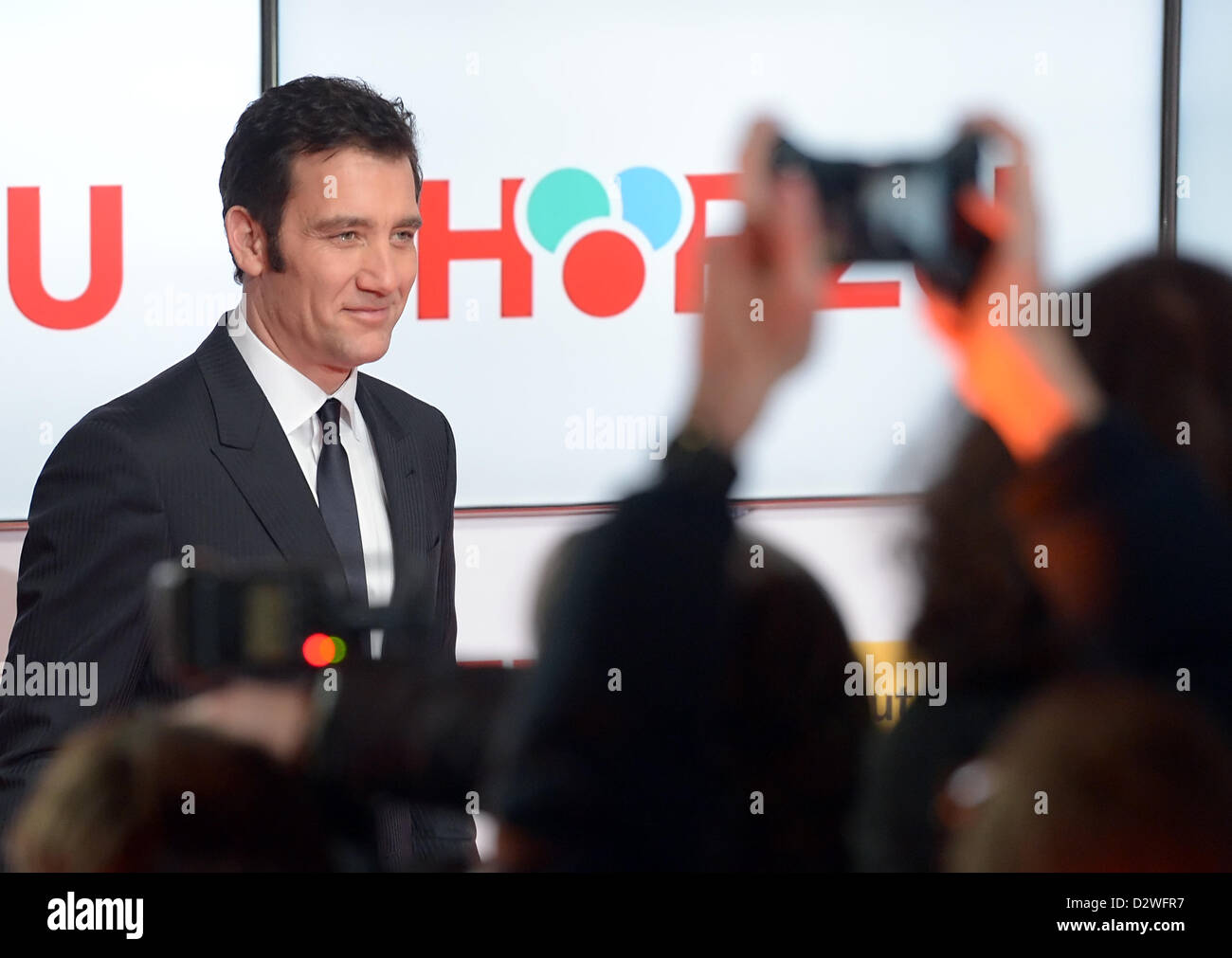 L'acteur britannique Clive Owen arrive pour la 48e cérémonie de remise des prix de la caméra d'or à Berlin, Allemagne, 2 février 2013. Le prix honore les réalisations exceptionnelles dans la télévision, le cinéma et le divertissement. Photo : Maurizio Gambarini/dpa  + + +(c) afp - Bildfunk + + + Banque D'Images