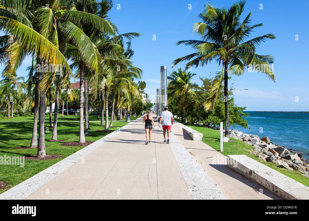 Les gens qui marchent dans le parc de South Pointe, Miami Beach, États-Unis Banque D'Images