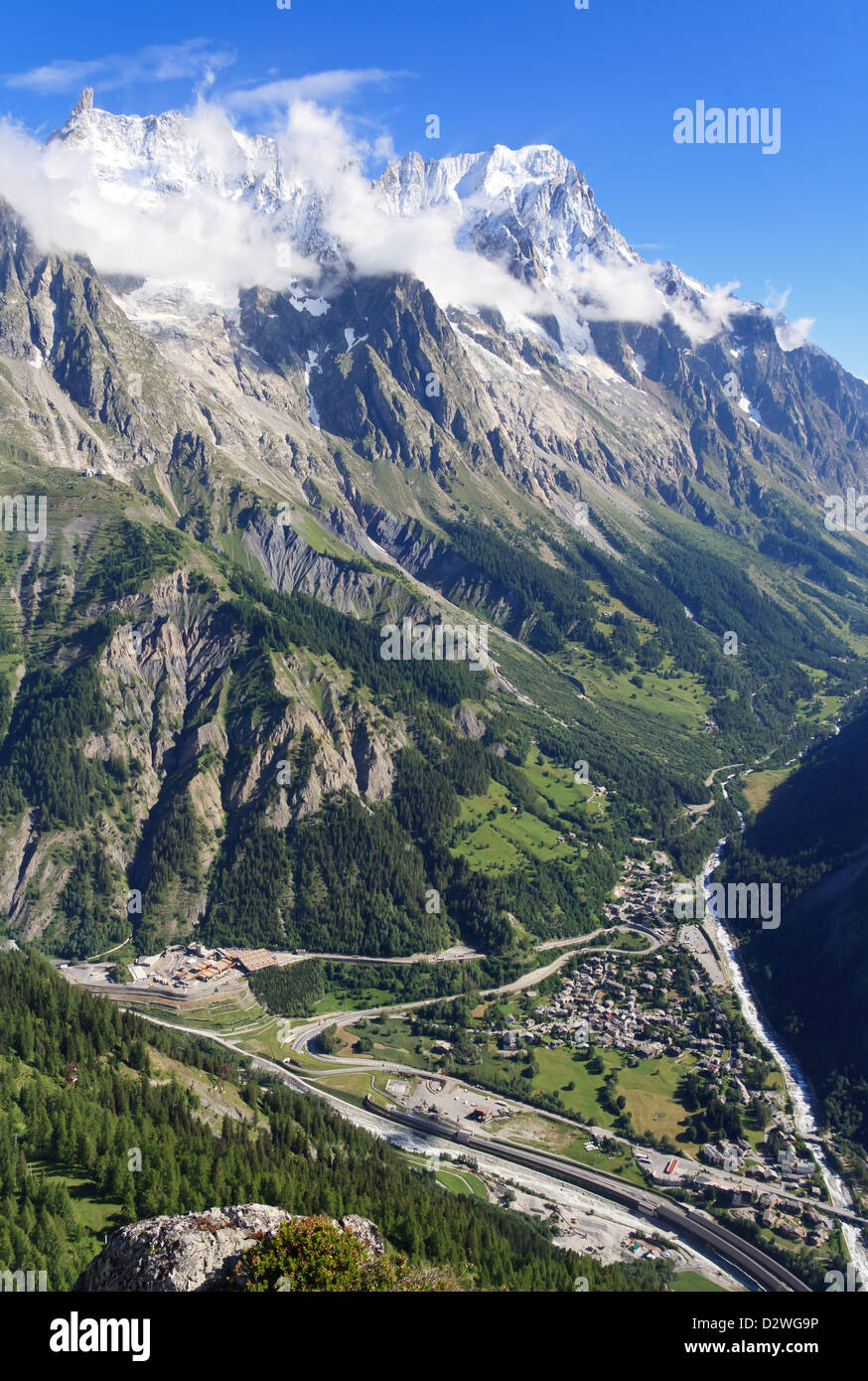 Vue aérienne de Val Ferret avec tunnel du Mont Blanc au fond Banque D'Images
