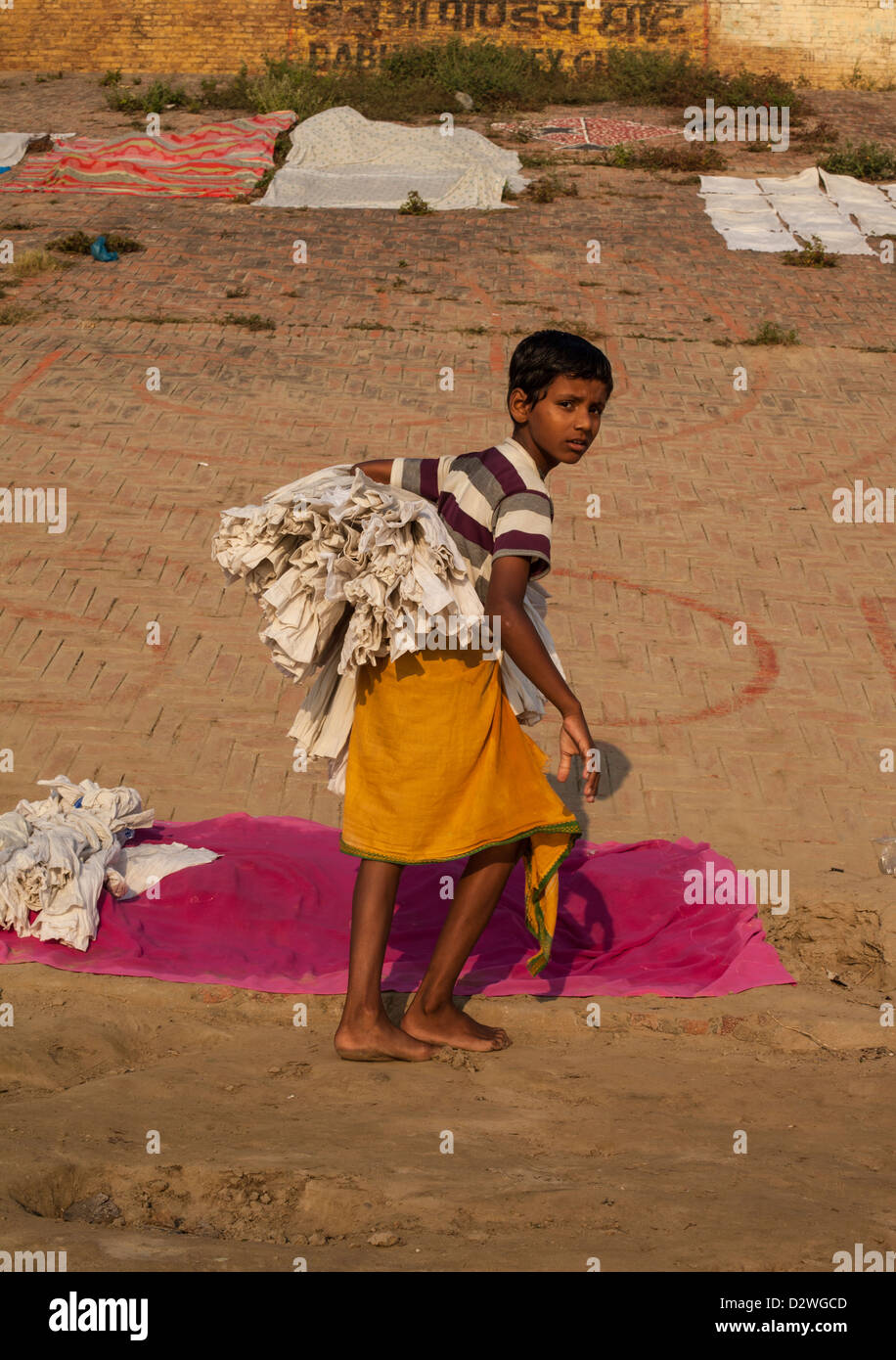 Jeune enfant exerçant son lavage, Varanasi, Inde Banque D'Images