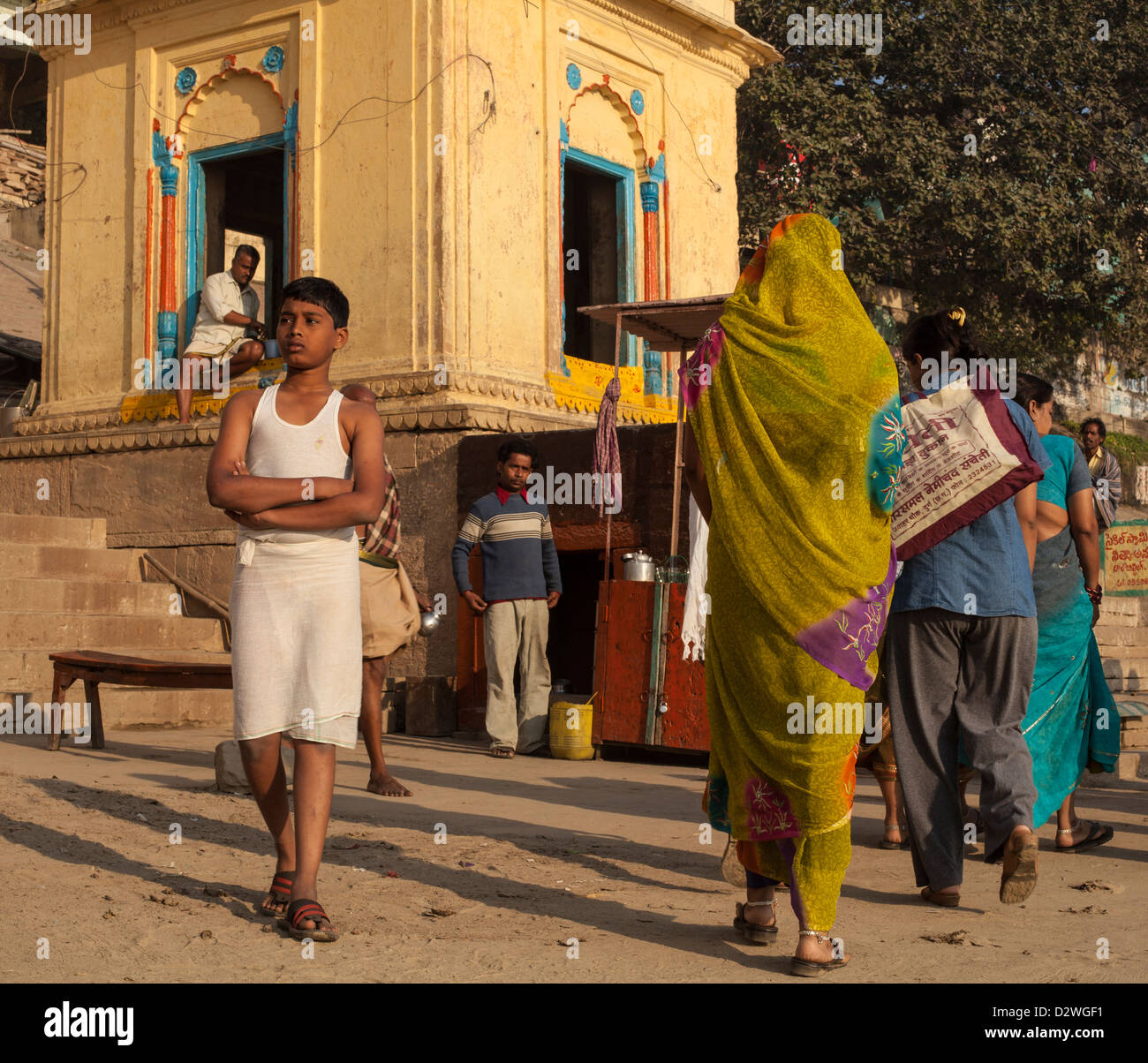 Jeune Indien debout sur un Ghat, Varanasi, Inde Banque D'Images