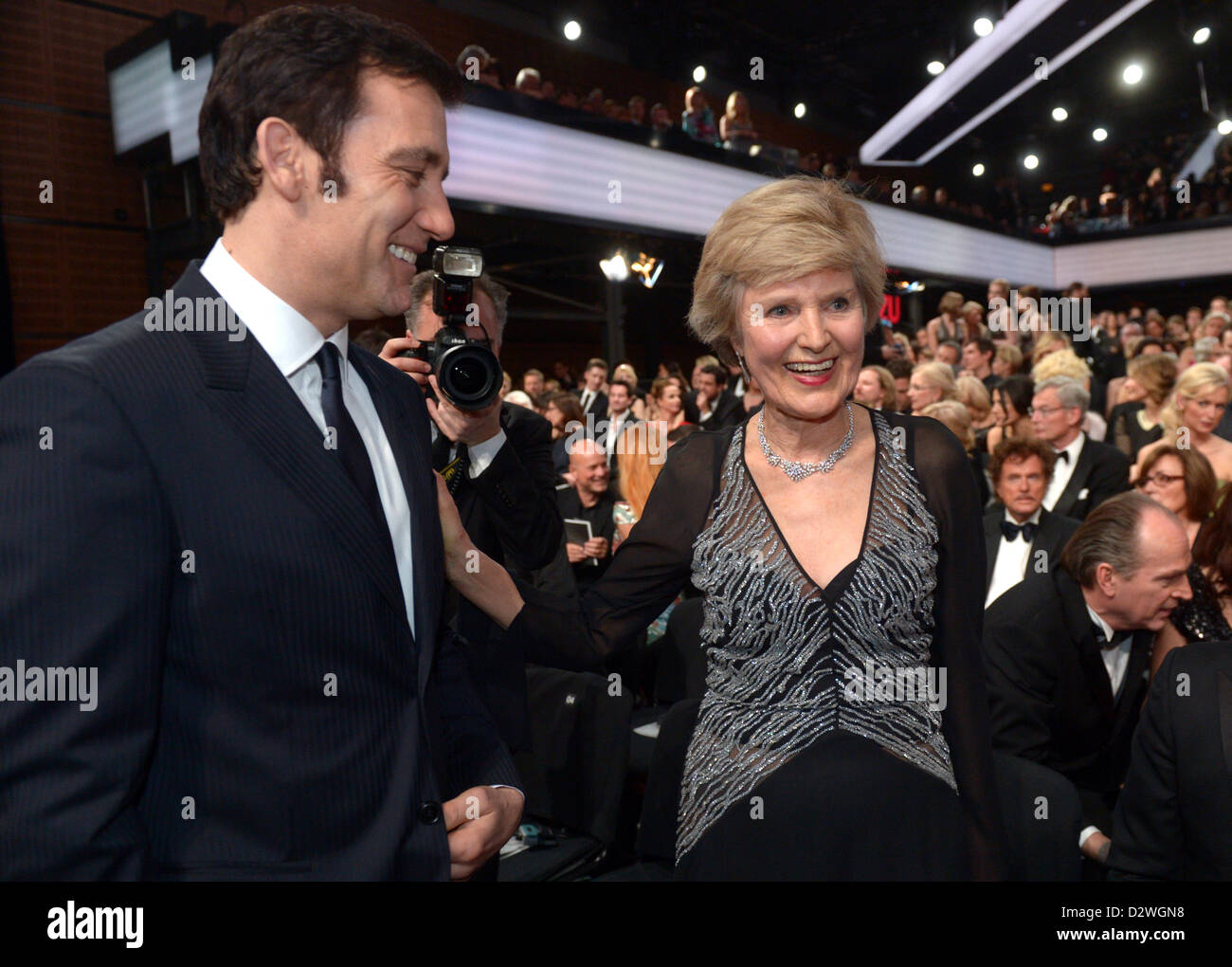 L'éditeur allemand Friede Springer (R) se félicite de l'acteur britannique Clive Owen au cours de la 48e cérémonie de remise des prix de la caméra d'or à Berlin, Allemagne, 2 février 2013. Le prix honore les réalisations exceptionnelles dans la télévision, le cinéma, et de divertissement. Photo : Maurizio Gambarini/dpa  + + +(c) afp - Bildfunk + + + Banque D'Images