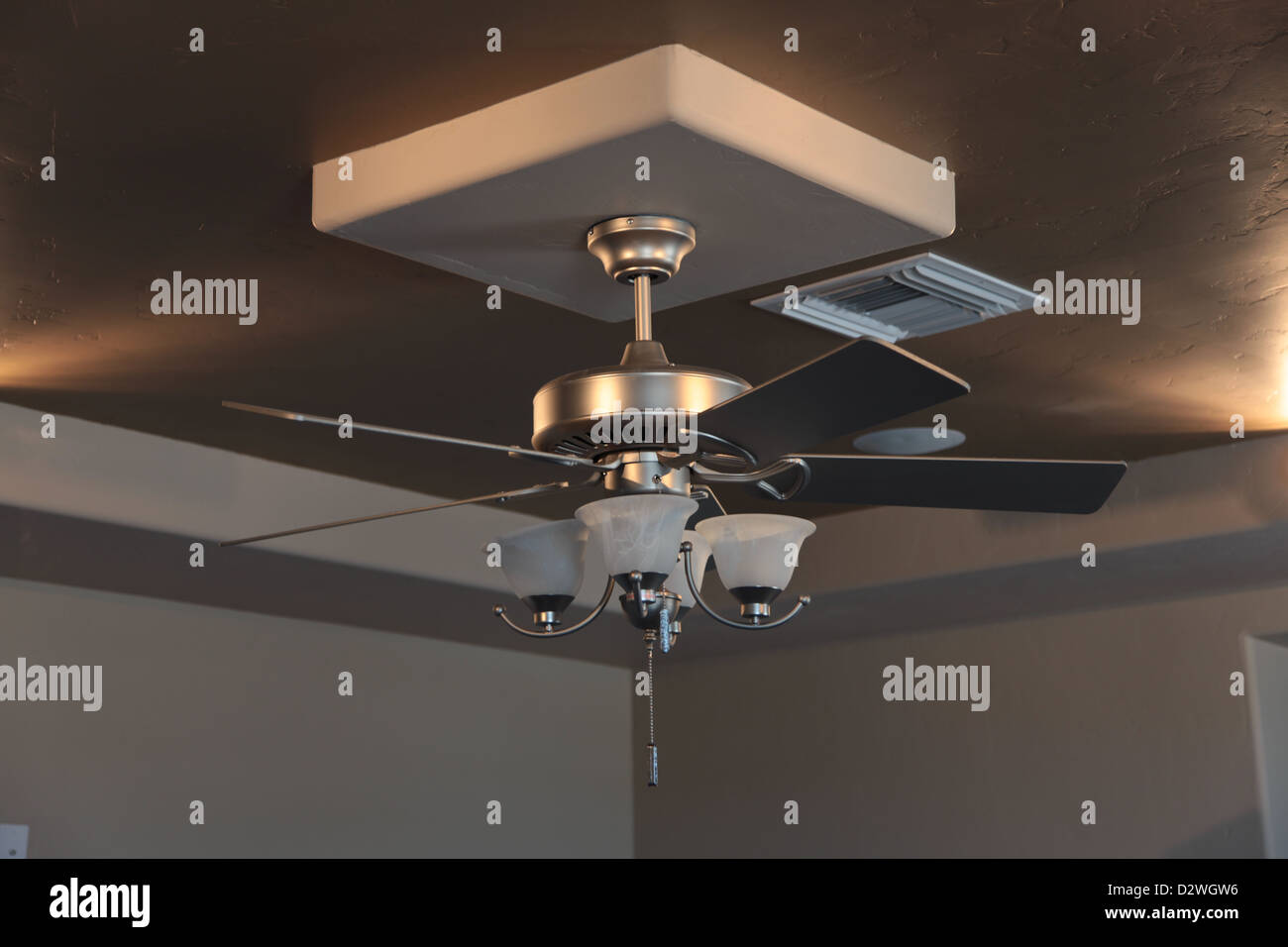 Nickel brossé Ventilateur de plafond de stuc comme terminer Banque D'Images