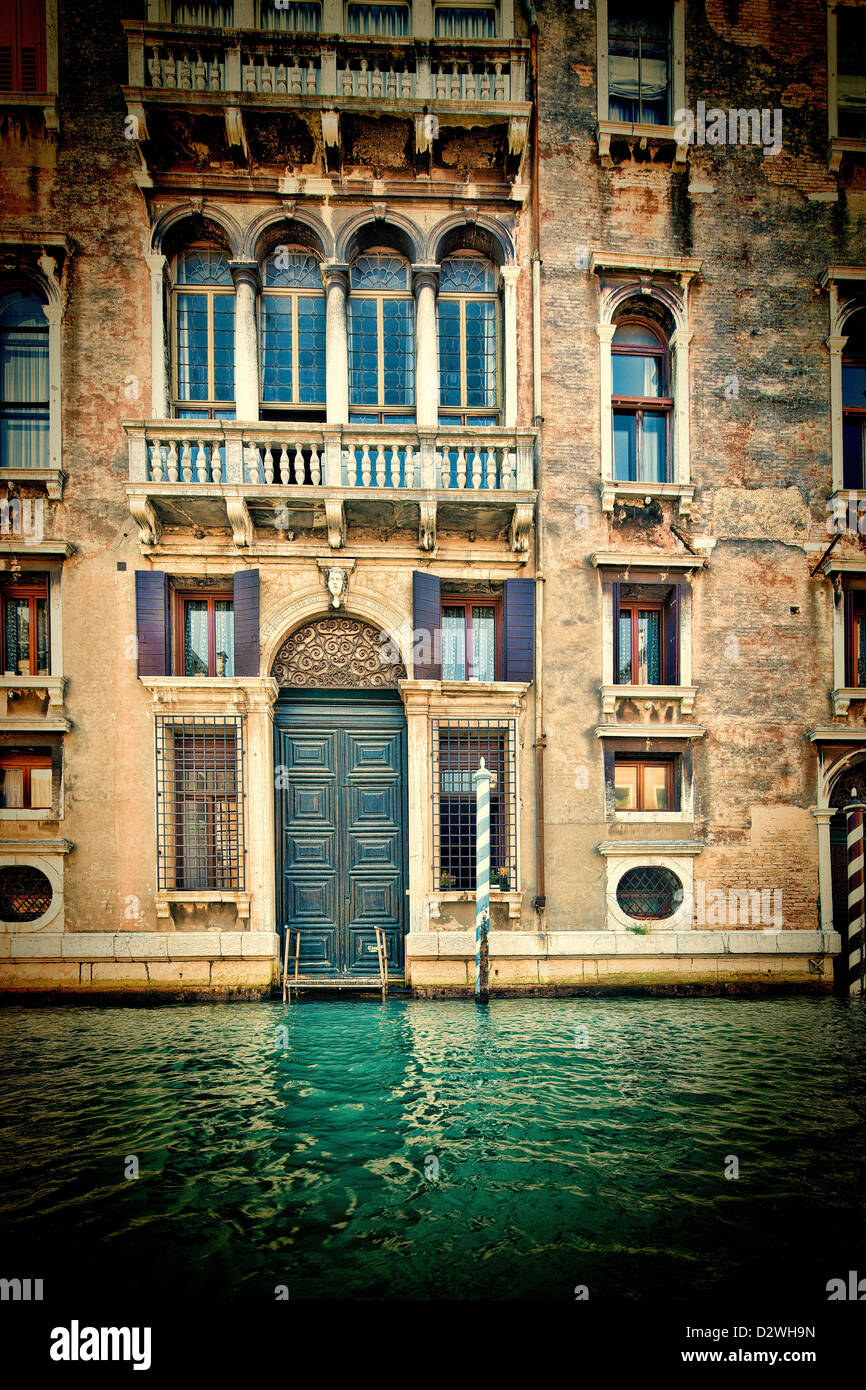 Palazzo par l'eau, Venise, Italie Banque D'Images