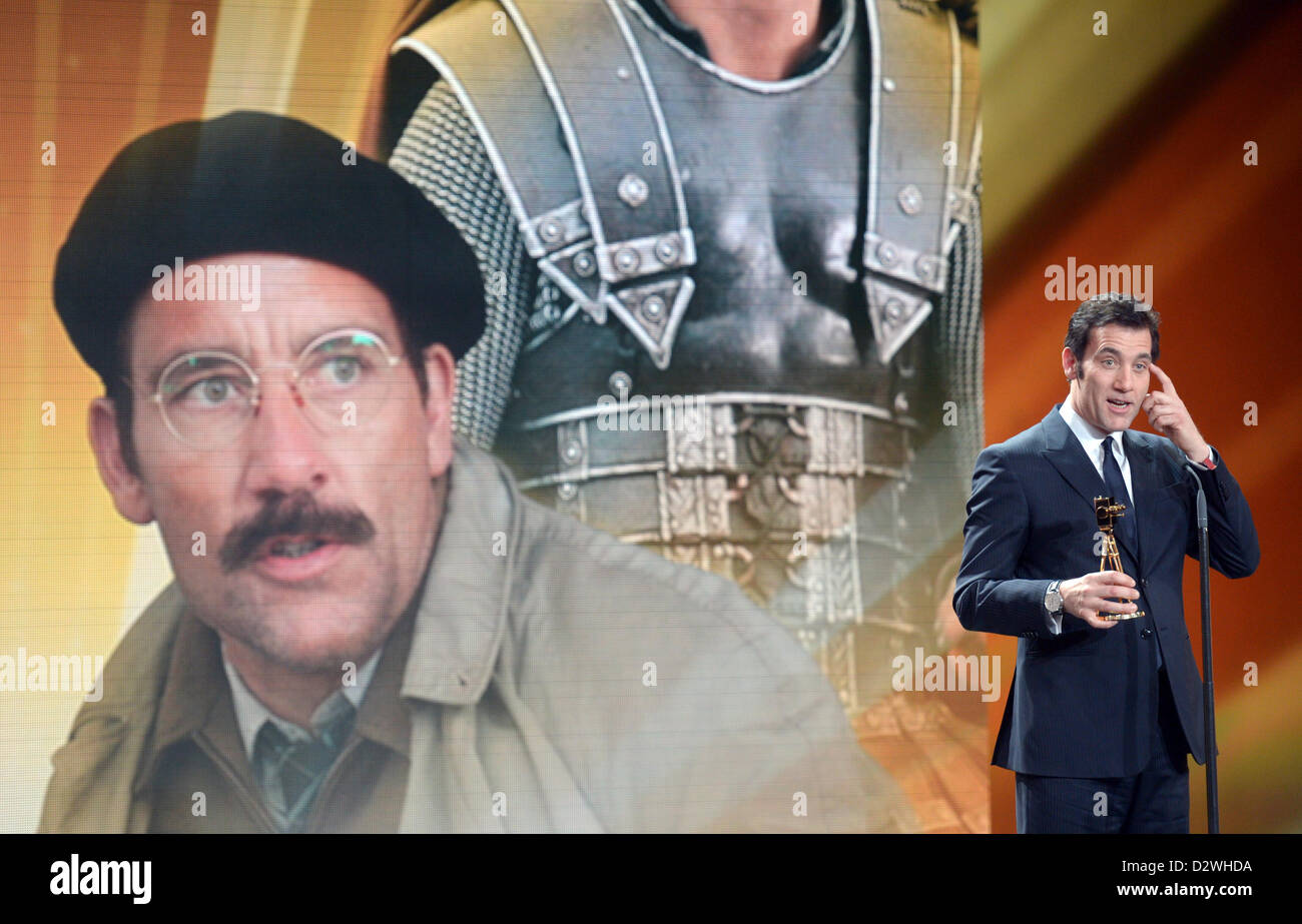 L'acteur Clive Owen parle Britsh après avoir reçu le trophée de la catégorie "Meilleur acteur international" au cours de la 48e cérémonie de remise des prix de la caméra d'or à Berlin, Allemagne, 2 février 2013. Le prix honore les réalisations exceptionnelles dans la télévision, le cinéma, et de divertissement. Photo : Maurizio Gambarini/dpa  + + +(c) afp - Bildfunk + + + Banque D'Images