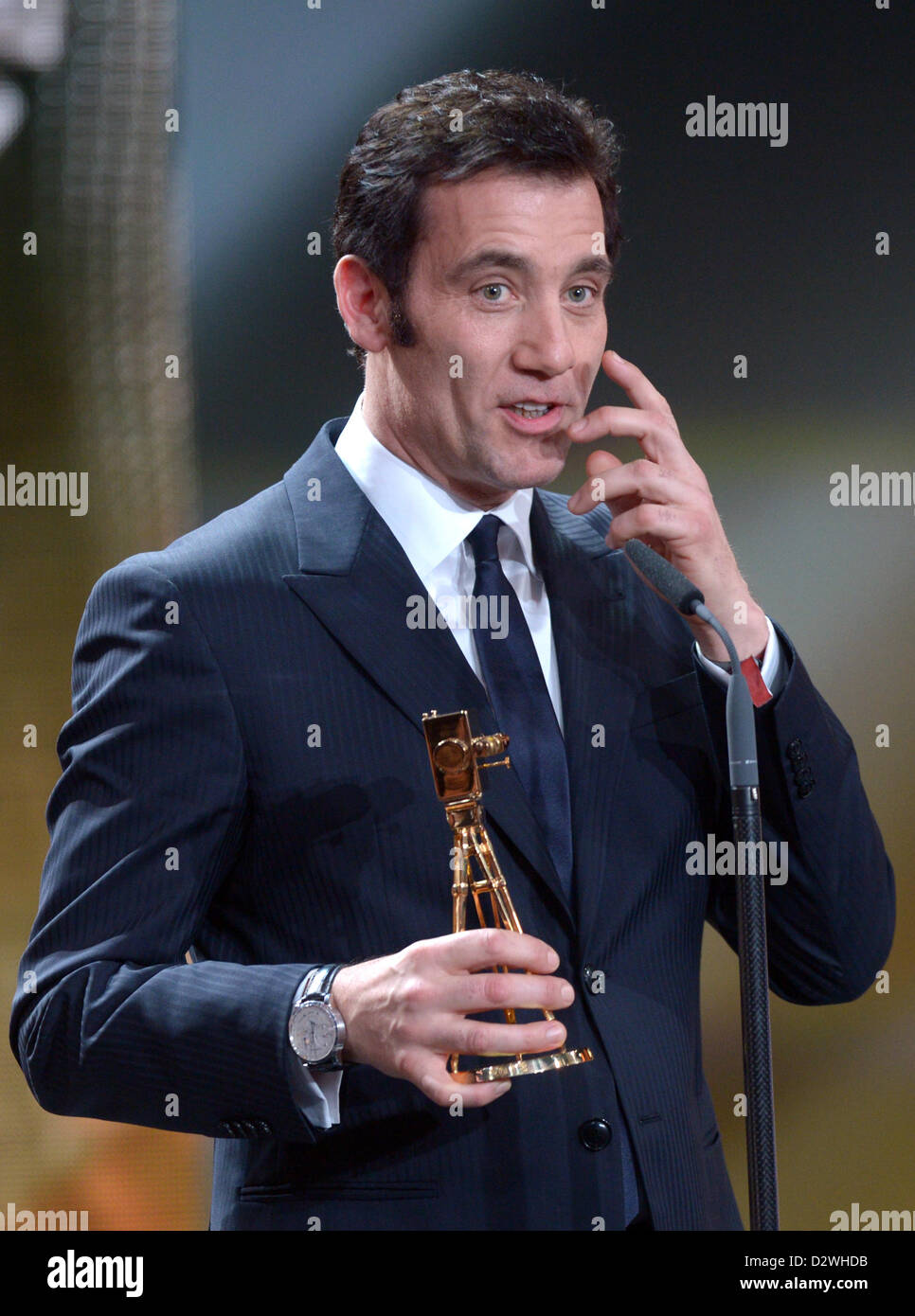 L'acteur Clive Owen parle Britsh après avoir reçu le trophée de la catégorie "Meilleur acteur international" au cours de la 48e cérémonie de remise des prix de la caméra d'or à Berlin, Allemagne, 2 février 2013. Le prix honore les réalisations exceptionnelles dans la télévision, le cinéma, et de divertissement. Photo : Maurizio Gambarini/dpa  + + +(c) afp - Bildfunk + + + Banque D'Images