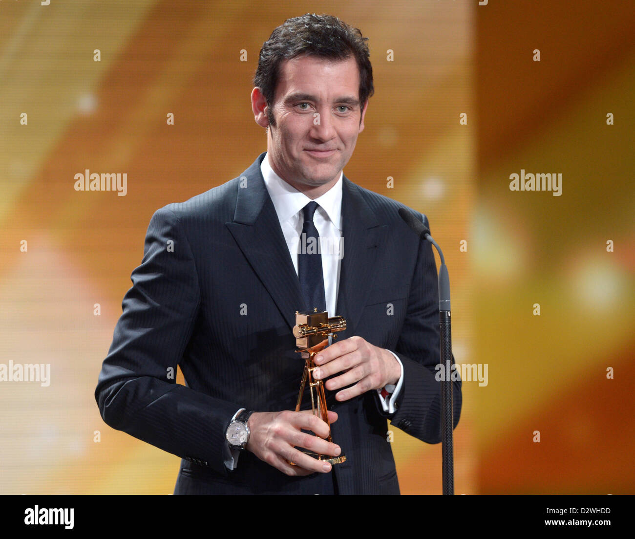 L'acteur Clive Owen parle Britsh après avoir reçu le trophée de la catégorie "Meilleur acteur international" au cours de la 48e cérémonie de remise des prix de la caméra d'or à Berlin, Allemagne, 2 février 2013. Le prix honore les réalisations exceptionnelles dans la télévision, le cinéma, et de divertissement. Photo : Maurizio Gambarini/dpa  + + +(c) afp - Bildfunk + + + Banque D'Images