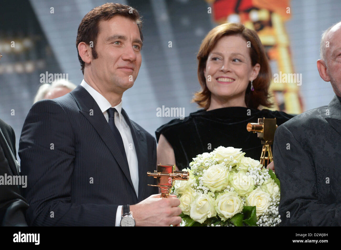 Britsh acteur Clive Owen (Meilleur acteur international) et l'actrice américaine Sigourney Weaver ( meilleure actrice international') tenir leur trophys durant la 48e cérémonie de remise des prix de la caméra d'or à Berlin, Allemagne, 2 février 2013. Le prix honore les réalisations exceptionnelles dans la télévision, le cinéma, et de divertissement. Photo : Maurizio Gambarini/dpa Banque D'Images