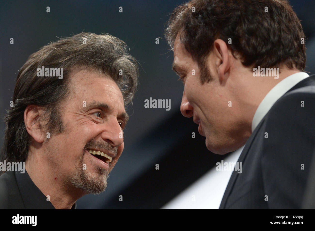 L'acteur américain Al Pacino (L) parle à son collègue Clive Owen à partir de la Grande-Bretagne au cours de la 48e cérémonie de remise des prix de la caméra d'or à Berlin, Allemagne, 2 février 2013. Le prix honore les réalisations exceptionnelles dans la télévision, le cinéma, et de divertissement. Photo : Maurizio Gambarini/dpa  + + +(c) afp - Bildfunk + + + Banque D'Images