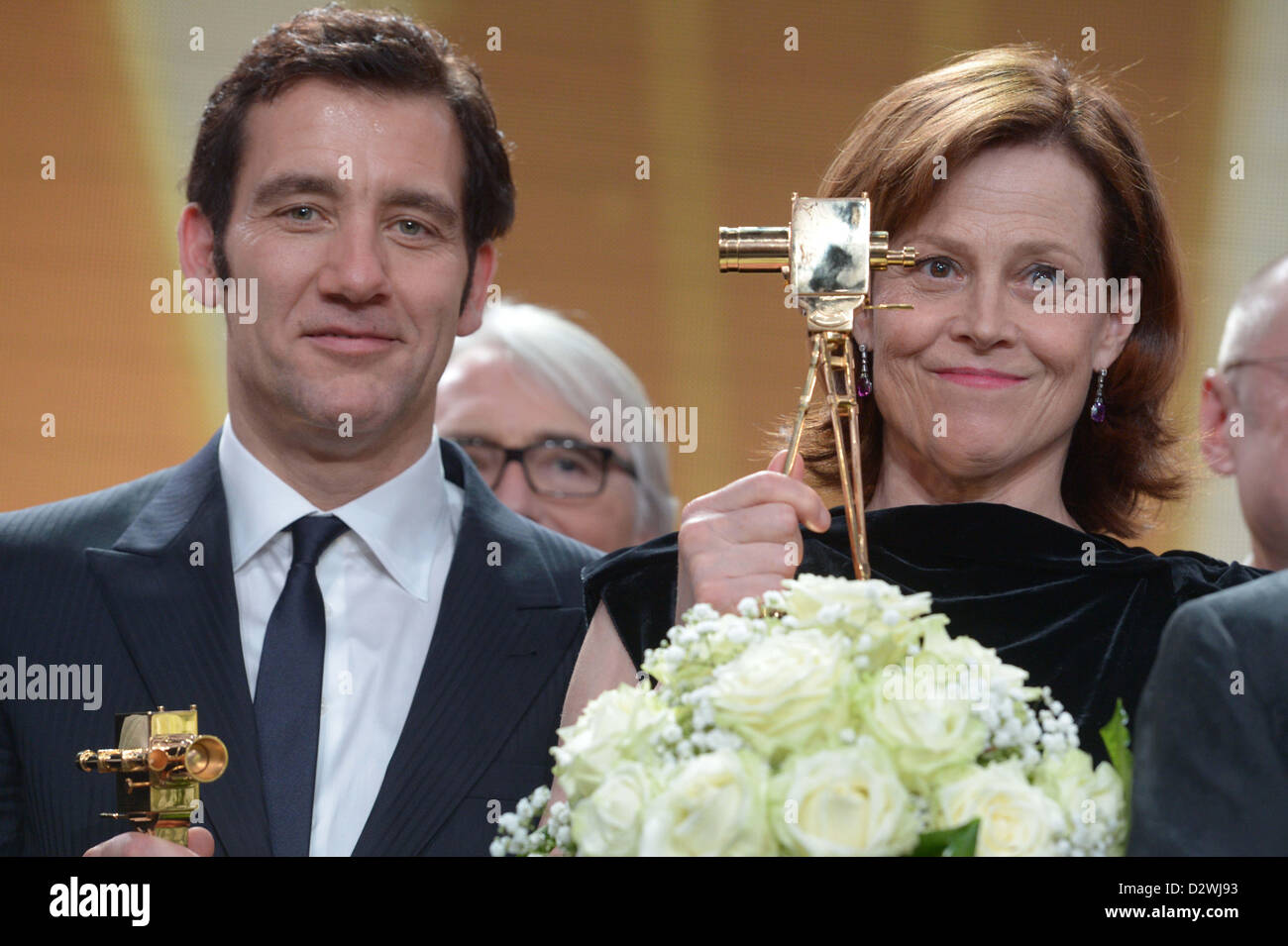 Britsh acteur Clive Owen (Meilleur acteur international) et l'actrice américaine Sigourney Weaver ( meilleure actrice international') tenir leur trophys durant la 48e cérémonie de remise des prix de la caméra d'or à Berlin, Allemagne, 2 février 2013. Le prix honore les réalisations exceptionnelles dans la télévision, le cinéma, et de divertissement. Photo : Maurizio Gambarini/dpa  + + +(c) afp - Bildfunk + + + Banque D'Images