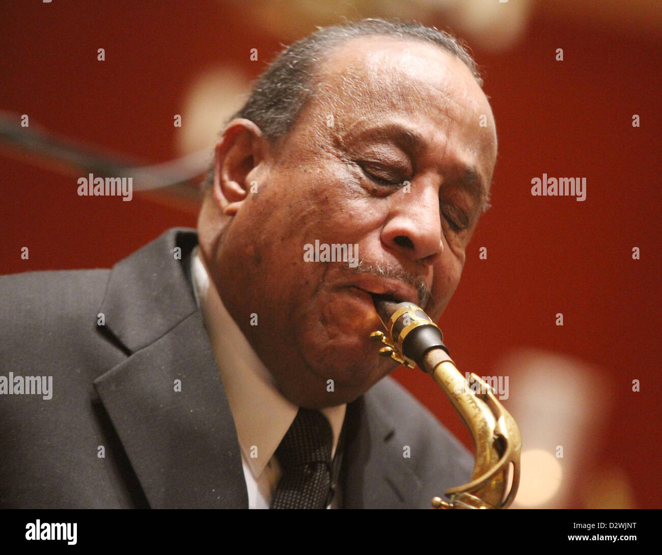 Le 1er février 2013 - New York, New York, États-Unis - NEA jazz master saxophoniste Lou Donaldson fonctionne à la 'Justice pour les artistes jazz, réunis dans l'action : Lutter pour vos droits sur la scène Club de New York' événement tenu à l'église St Pierre. Parrainé par la Section locale 802 favorise la sensibilisation pour le fonds de pension de 'musician', dont aucun des 6 premiers clubs de jazz de New York y contribuer. (Crédit Image : © Kaszerman ZUMAPRESS.com)/Nancy Banque D'Images