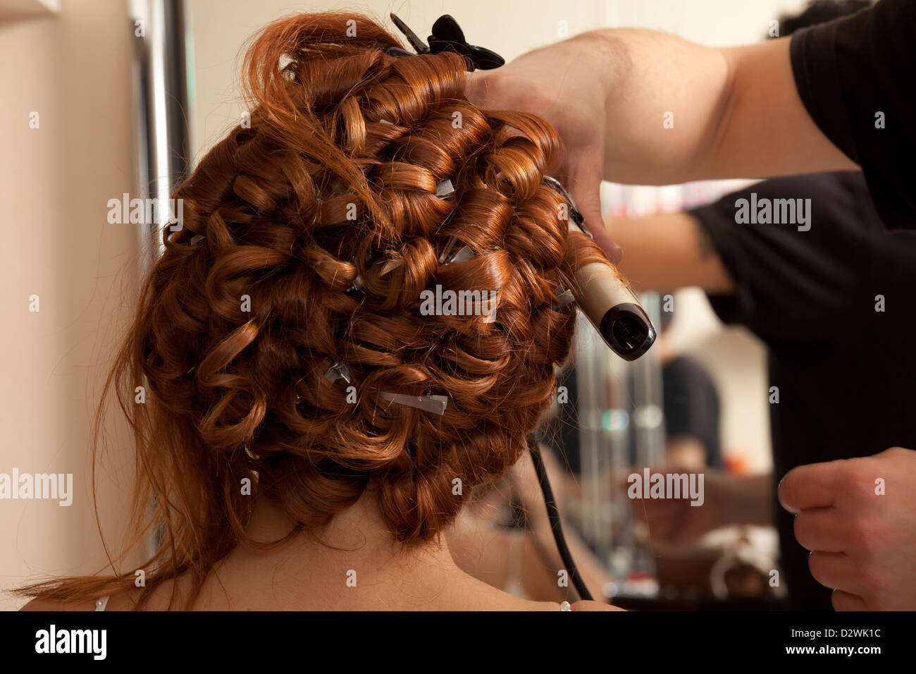 La mise en place d'un styliste coiffure de la mariée avant le mariage Banque D'Images
