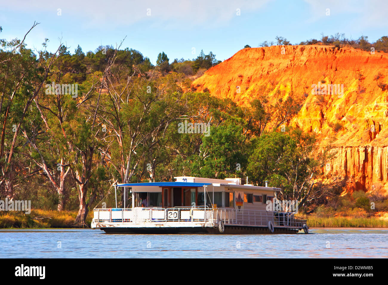 House boat près de l'intitulé de la falaise faisant son chemin vers le bas la Murray River Banque D'Images