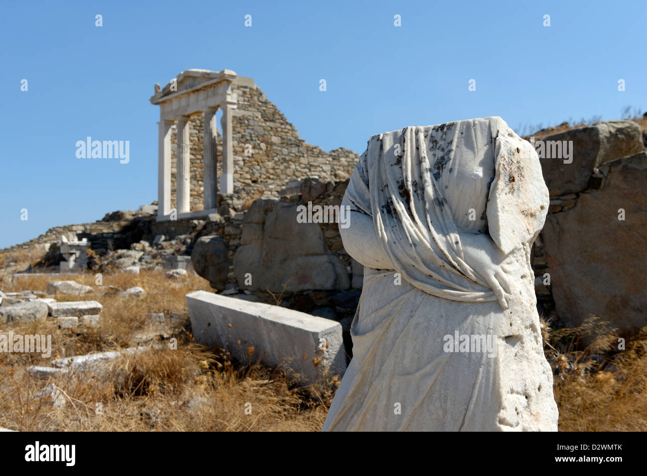 Délos. La Grèce. Femme sans tête figure sculpture de marbre et le Temple d'Isis à restauré le Sanctuaire de dieux d'Egypte. Banque D'Images