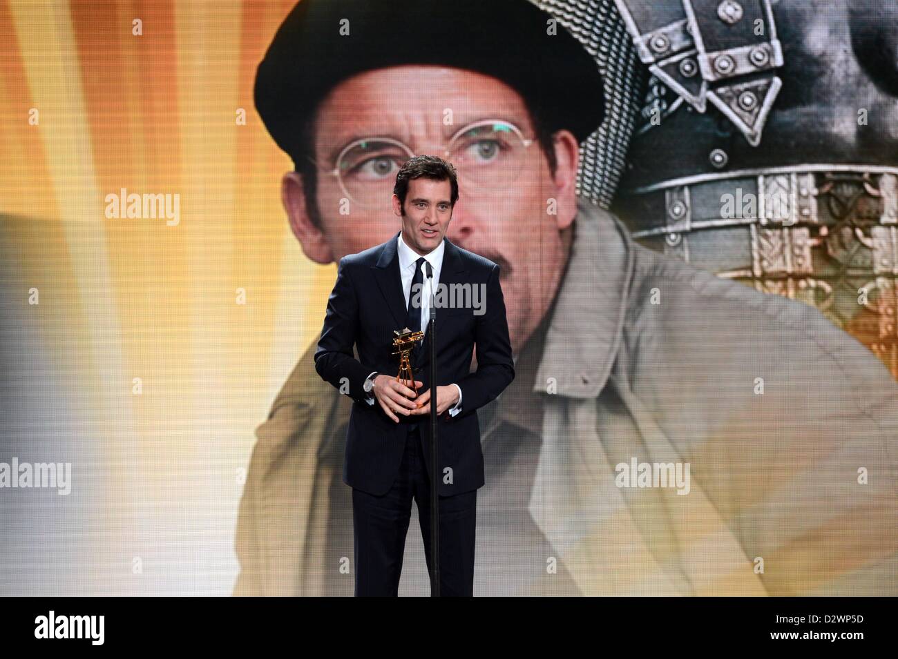 Acteur Clive Owen assiste à la 48e remise des prix de la caméra d'Or (Goldene Kamera) à l'Axel Springer Haus le 2 février 2013 à Berlin, Allemagne Banque D'Images