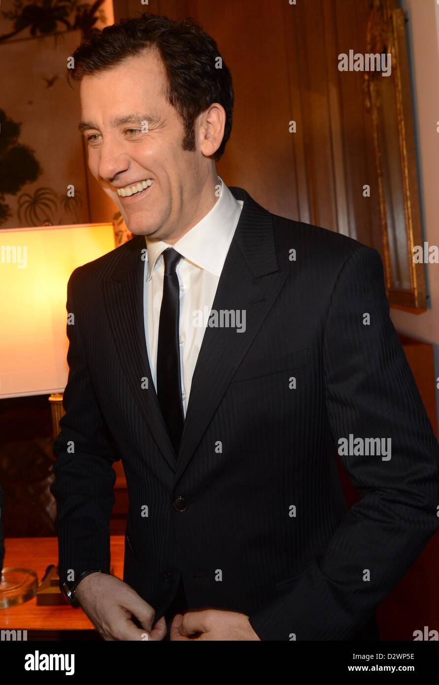 Acteur Clive Owen assiste à la 48e remise des prix de la caméra d'Or (Goldene Kamera) à l'Axel Springer Haus le 2 février 2013 à Berlin, Allemagne Banque D'Images