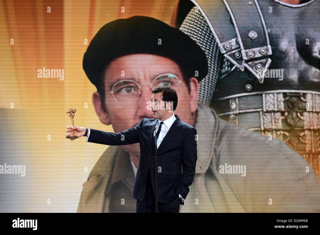 Acteur Clive Owen assiste à la 48e remise des prix de la caméra d'Or (Goldene Kamera) à l'Axel Springer Haus le 2 février 2013 à Berlin, Allemagne Banque D'Images
