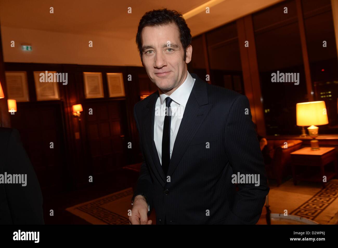 Acteur Clive Owen assiste à la 48e remise des prix de la caméra d'Or (Goldene Kamera) à l'Axel Springer Haus le 2 février 2013 à Berlin, Allemagne Banque D'Images