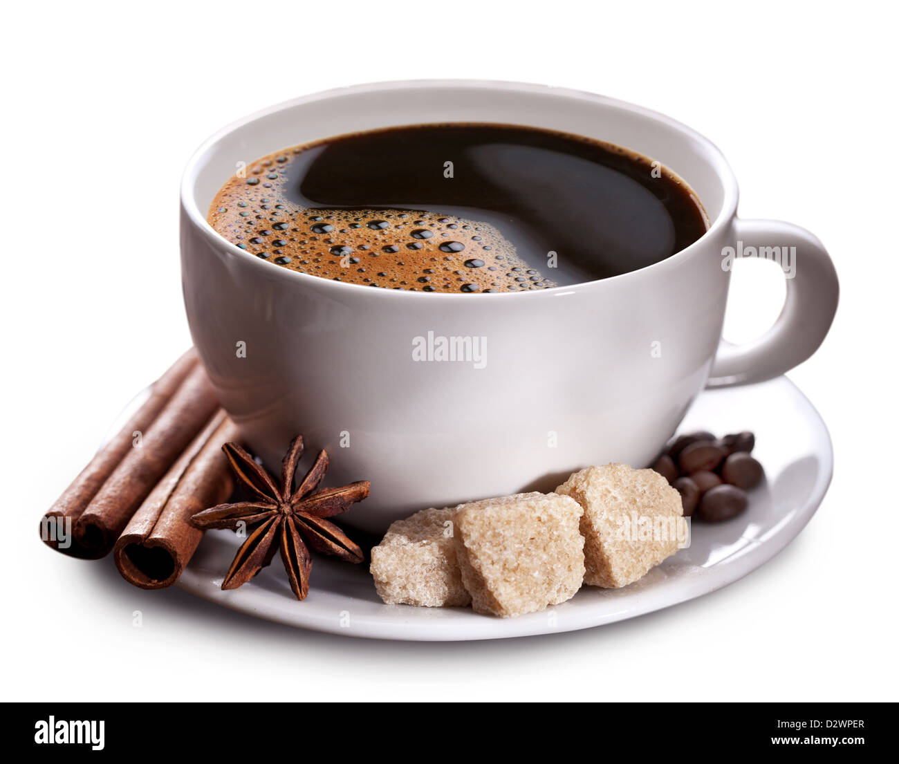 Tasse de café avec du sucre brun sur un fond blanc. Chemin de détourage. Banque D'Images