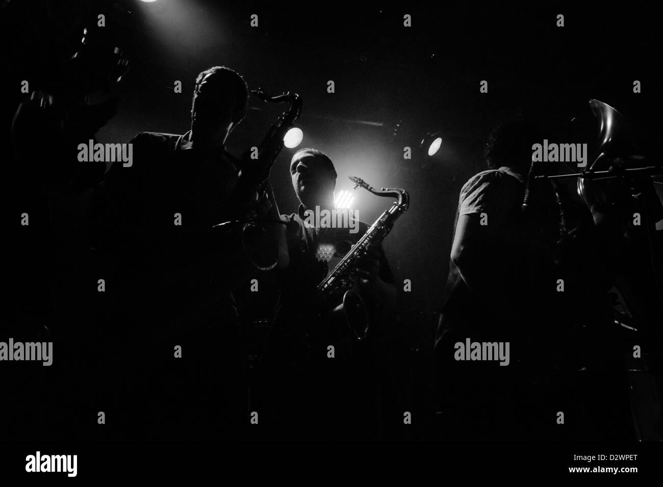 Des silhouettes en noir et blanc de trompette et saxophone joueurs pendant un concert Banque D'Images