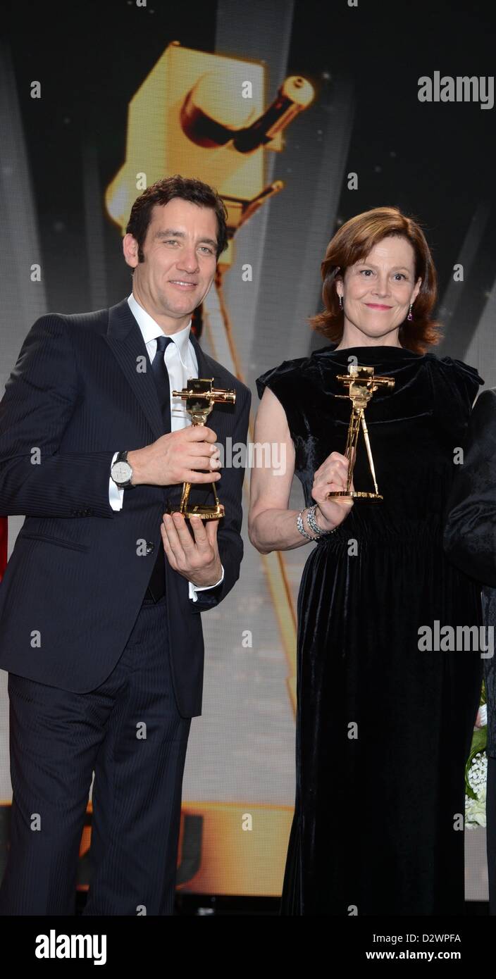 L'acteur Clive Owen, l'actrice Sigourney Weaver G-d'assister à la 48e remise des prix de la caméra d'Or (Goldene Kamera) à l'Axel Springer Haus le 2 février 2013 à Berlin, Allemagne Banque D'Images