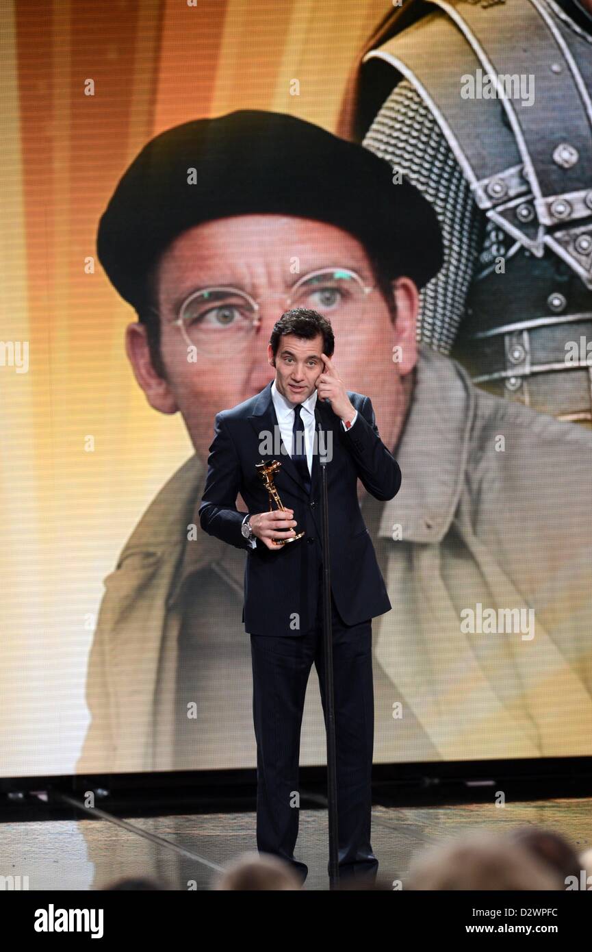 Acteur Clive Owen assiste à la 48e remise des prix de la caméra d'Or (Goldene Kamera) à l'Axel Springer Haus le 2 février 2013 à Berlin, Allemagne Banque D'Images