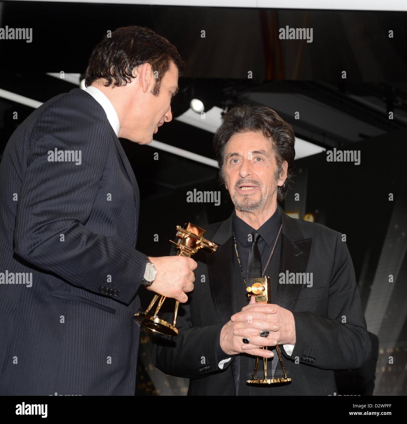 L'acteur Clive Owen, acteur Al Pacino G-d'assister à la 48e remise des prix de la caméra d'Or (Goldene Kamera) à l'Axel Springer Haus le 2 février 2013 à Berlin, Allemagne Banque D'Images