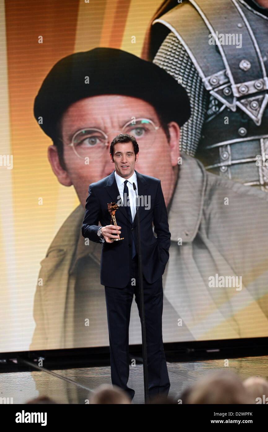 Acteur Clive Owen assiste à la 48e remise des prix de la caméra d'Or (Goldene Kamera) à l'Axel Springer Haus le 2 février 2013 à Berlin, Allemagne Banque D'Images