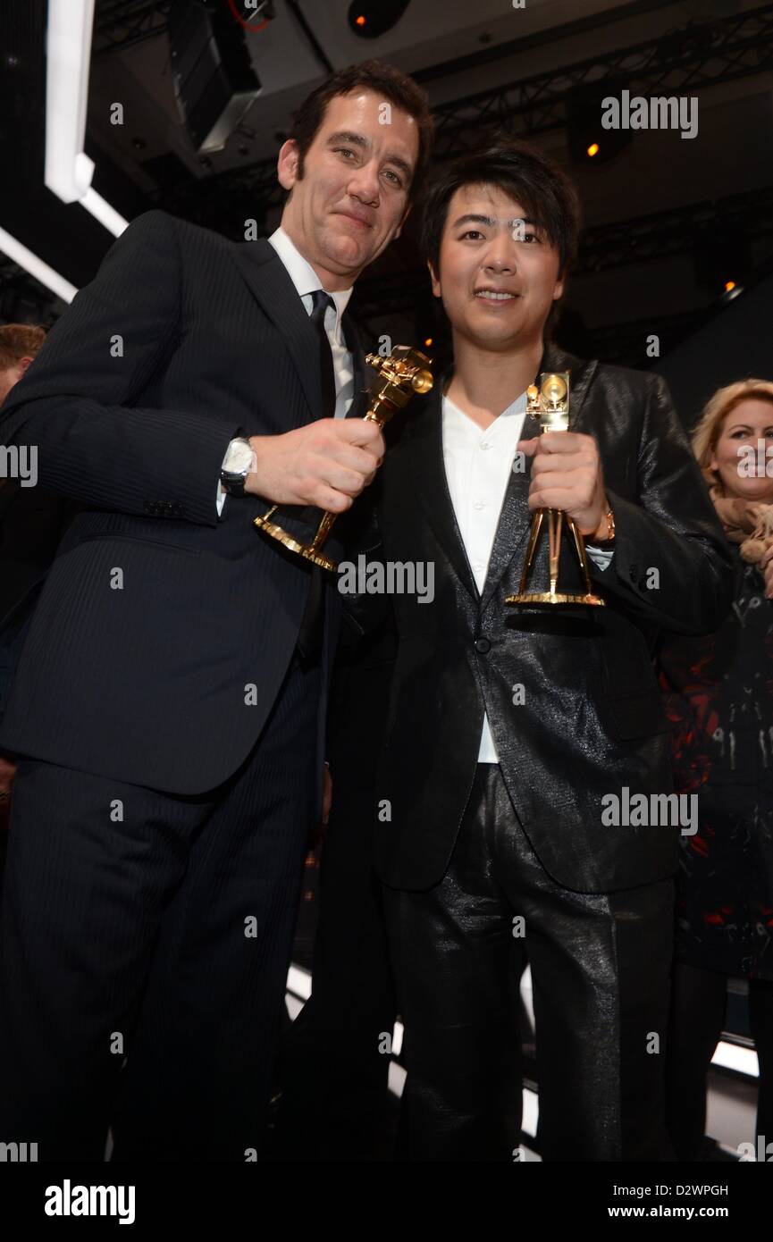 L'acteur Clive Owen, le pianiste Lang Lang G-d'assister à la 48e remise des prix de la caméra d'Or (Goldene Kamera) à l'Axel Springer Haus le 2 février 2013 à Berlin, Allemagne Banque D'Images