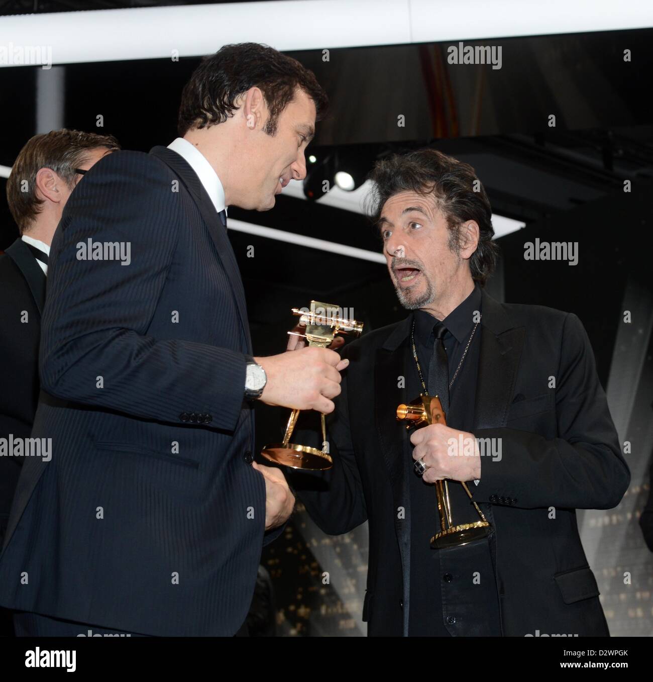L'acteur Clive Owen, acteur Al Pacino G-d'assister à la 48e remise des prix de la caméra d'Or (Goldene Kamera) à l'Axel Springer Haus le 2 février 2013 à Berlin, Allemagne Banque D'Images