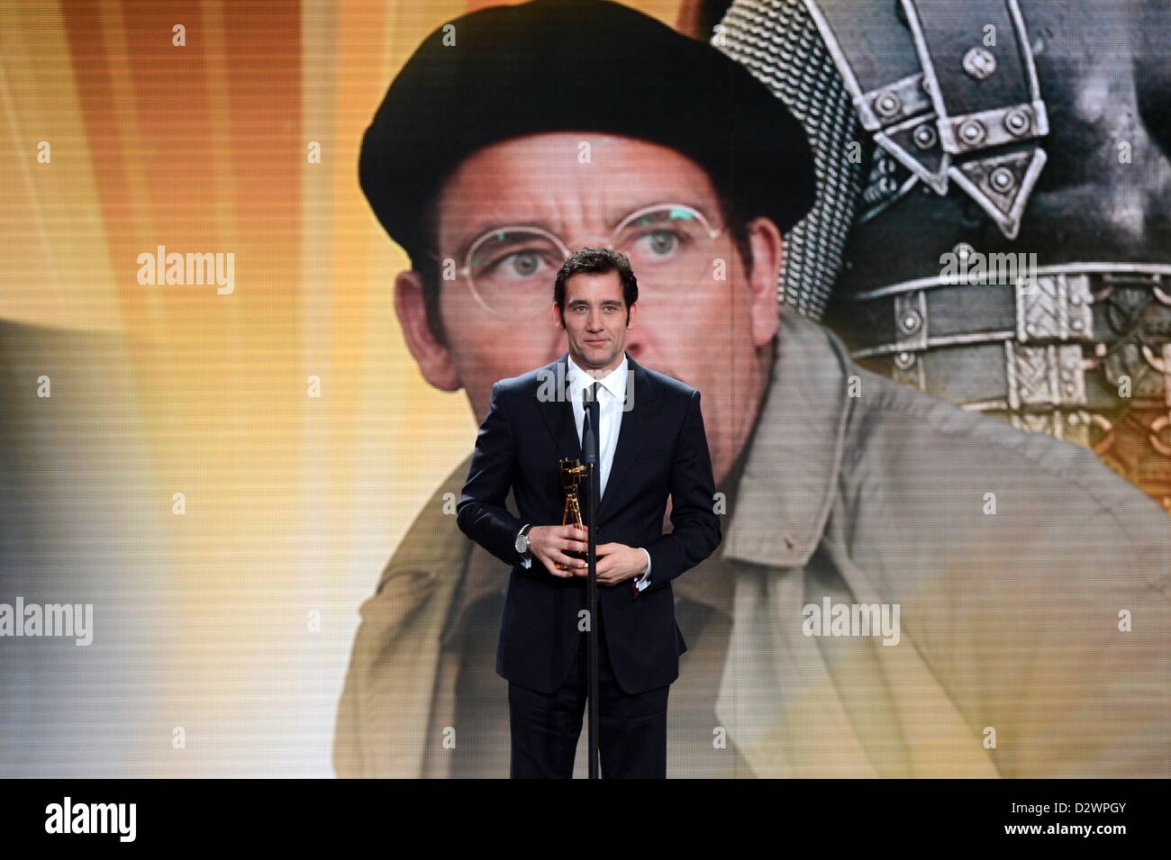 Acteur Clive Owen assiste à la 48e remise des prix de la caméra d'Or (Goldene Kamera) à l'Axel Springer Haus le 2 février 2013 à Berlin, Allemagne Banque D'Images