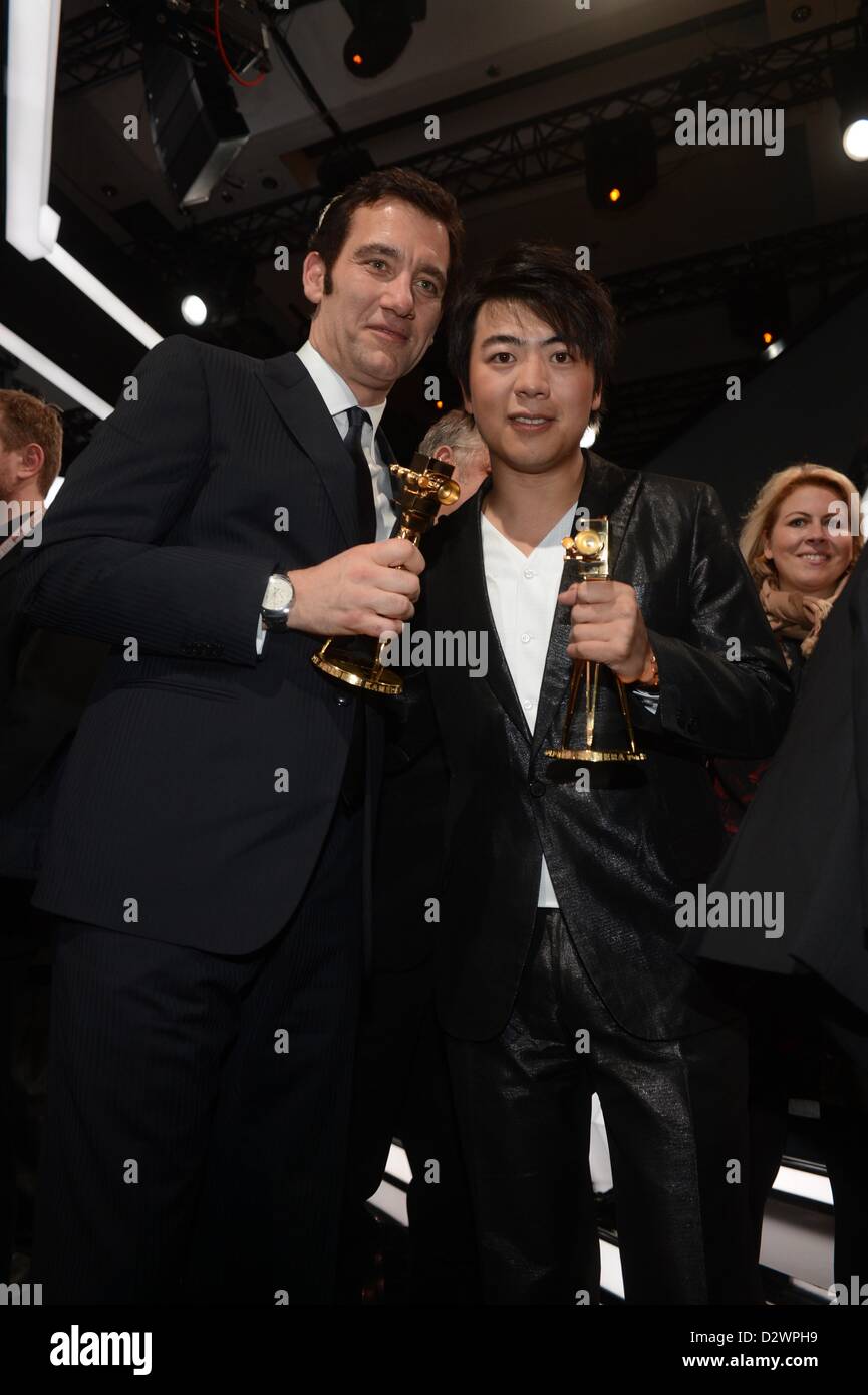 L'acteur Clive Owen, le pianiste Lang Lang G-d'assister à la 48e remise des prix de la caméra d'Or (Goldene Kamera) à l'Axel Springer Haus le 2 février 2013 à Berlin, Allemagne Banque D'Images