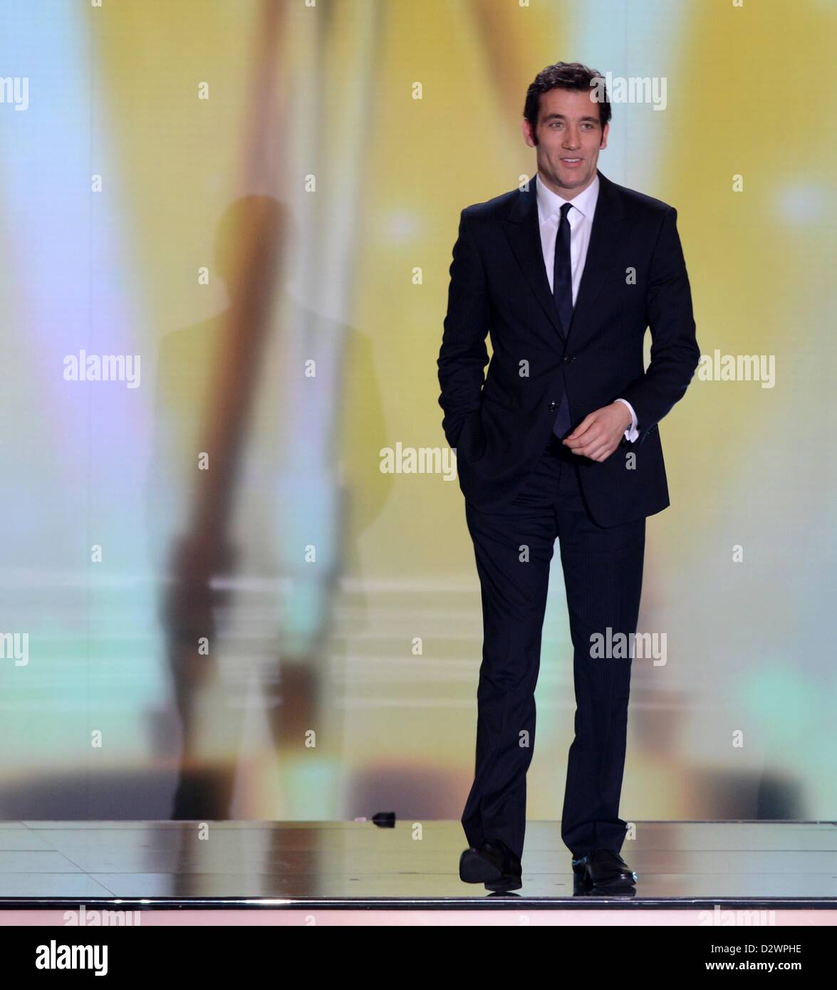 Acteur Clive Owen assiste à la 48e remise des prix de la caméra d'Or (Goldene Kamera) à l'Axel Springer Haus le 2 février 2013 à Berlin, Allemagne Banque D'Images