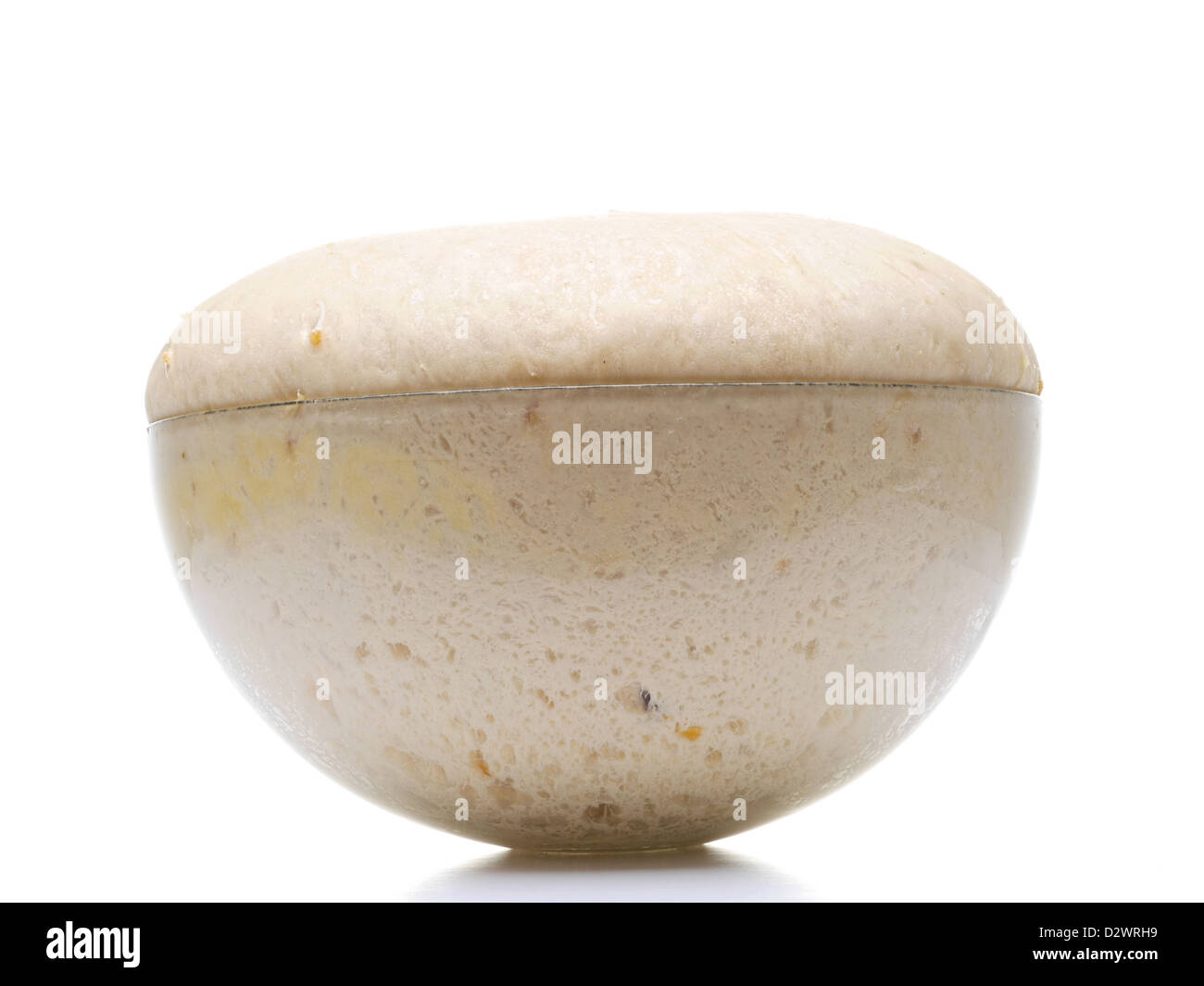 La pâte dans un bol en verre shot on white Banque D'Images