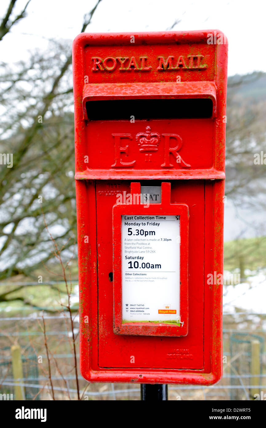 Un Royal Mail Post Box situé sur le Serpent passent près de Sheffield en Angleterre Banque D'Images