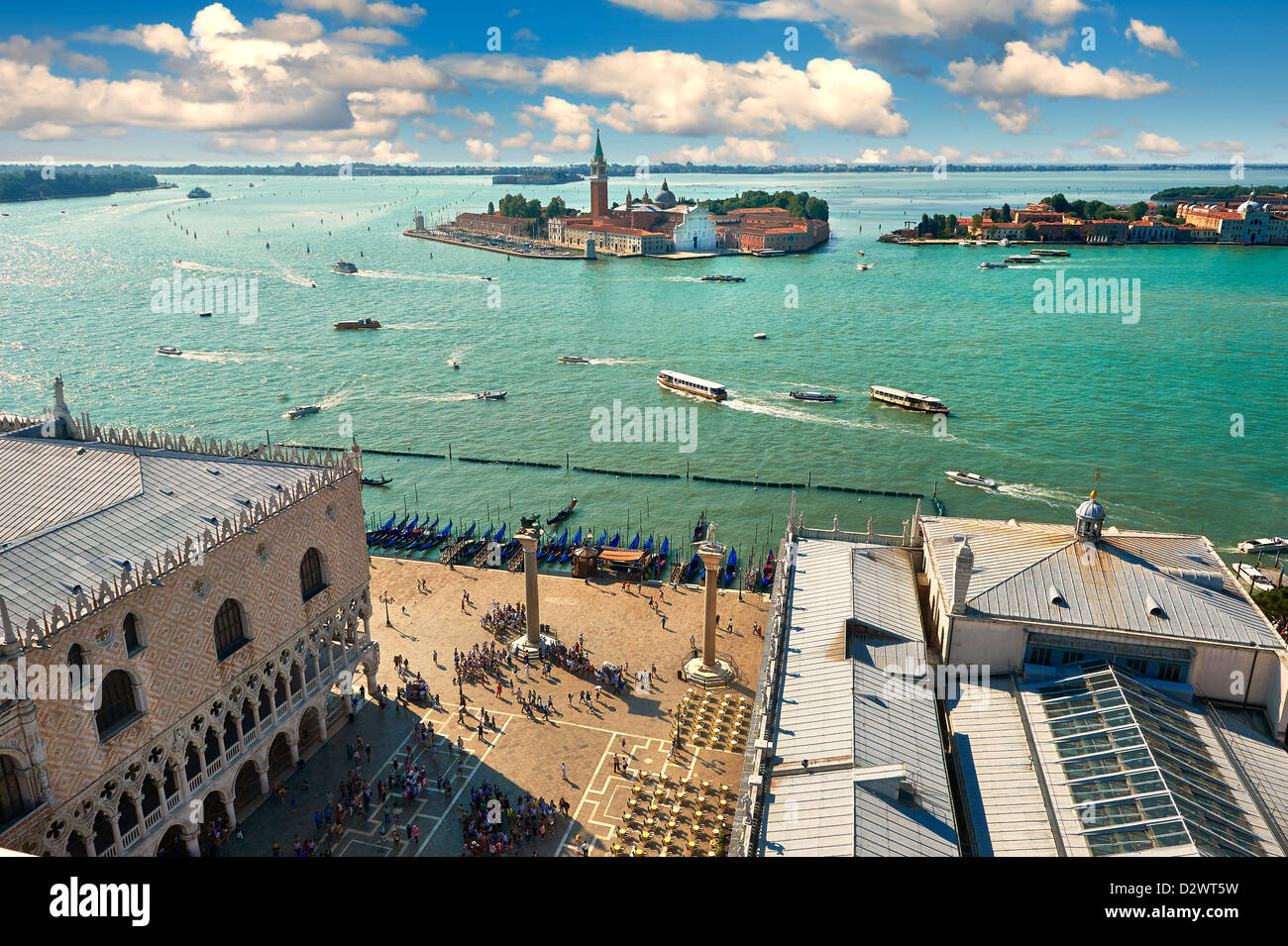 Arial voir la forme d'Campinale la place St Marc et les Doges avec l'île de San Giorgio Maggiore Venise Banque D'Images
