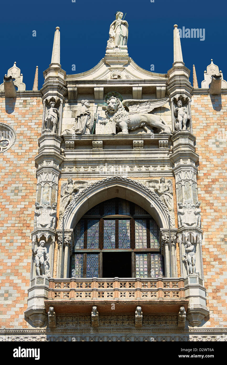 Le 14ème siècle de style gothique balcon sur la façade sud du Doge's Palace, palais des Doges, Venise Italie Banque D'Images