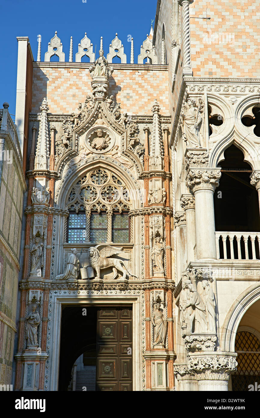 De style gothique, l'entrée officielle de la Porta della Carta ( 1438-1442), sur la façade de l'Est du Palais des Doges, Venise Banque D'Images